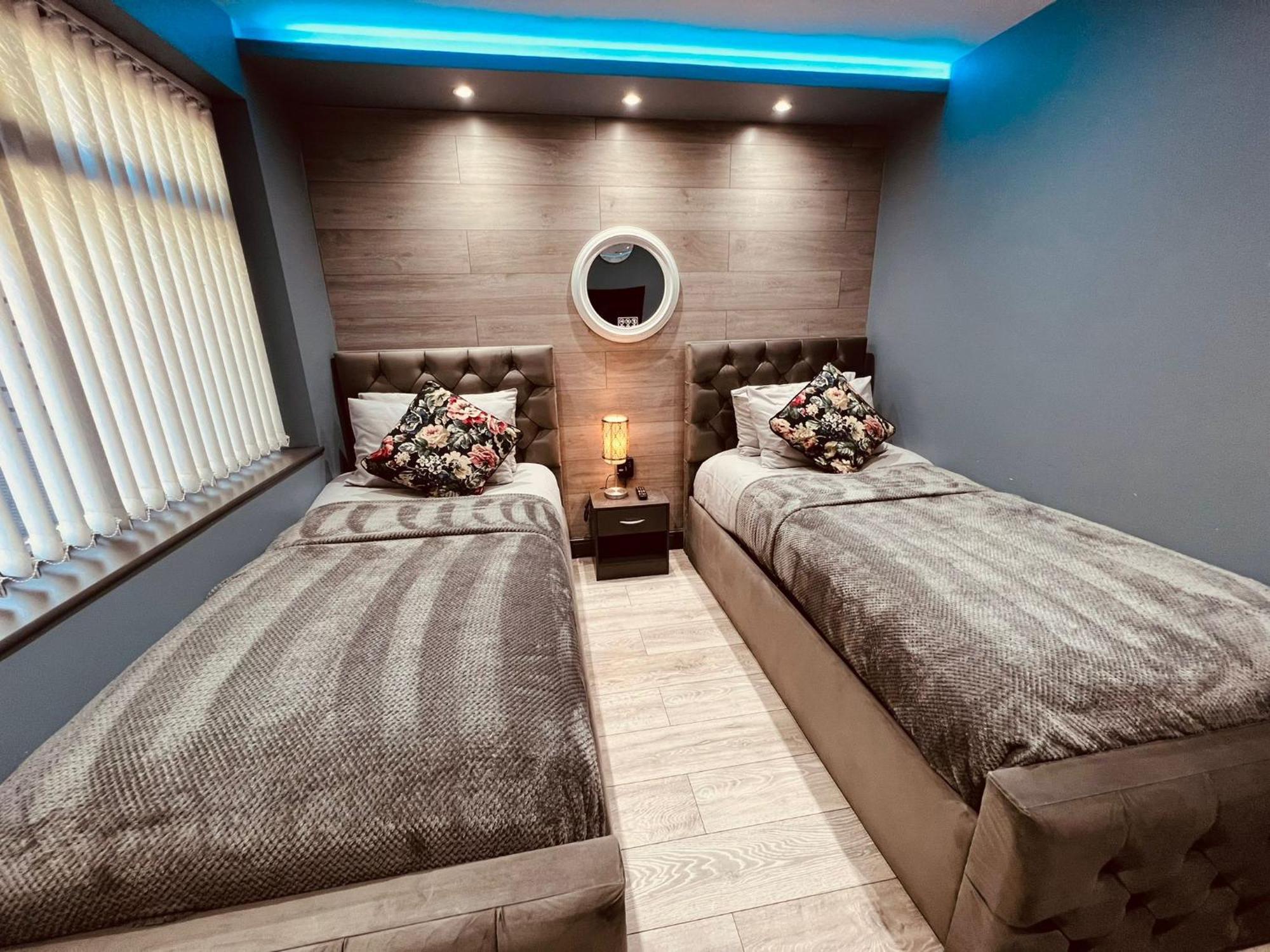 Holiday home Modern -5 Bedroom House- With Free Parking *