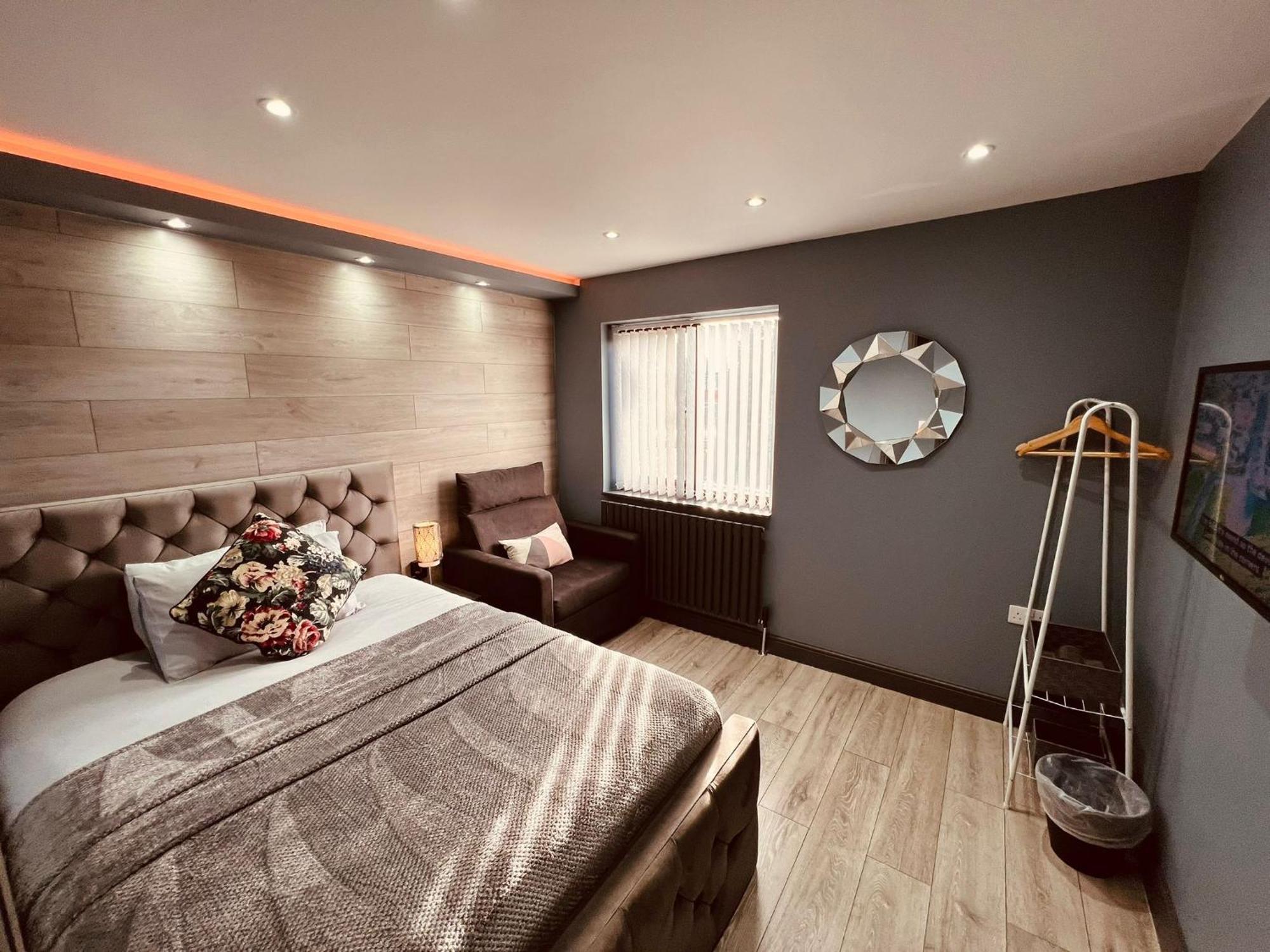 Modern -5 Bedroom House- With Free Parking Holiday home *