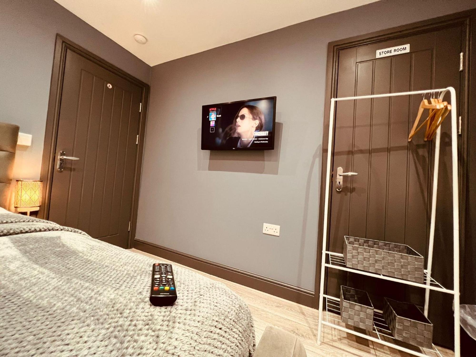 Modern -5 Bedroom House- With Free Parking Holiday home *