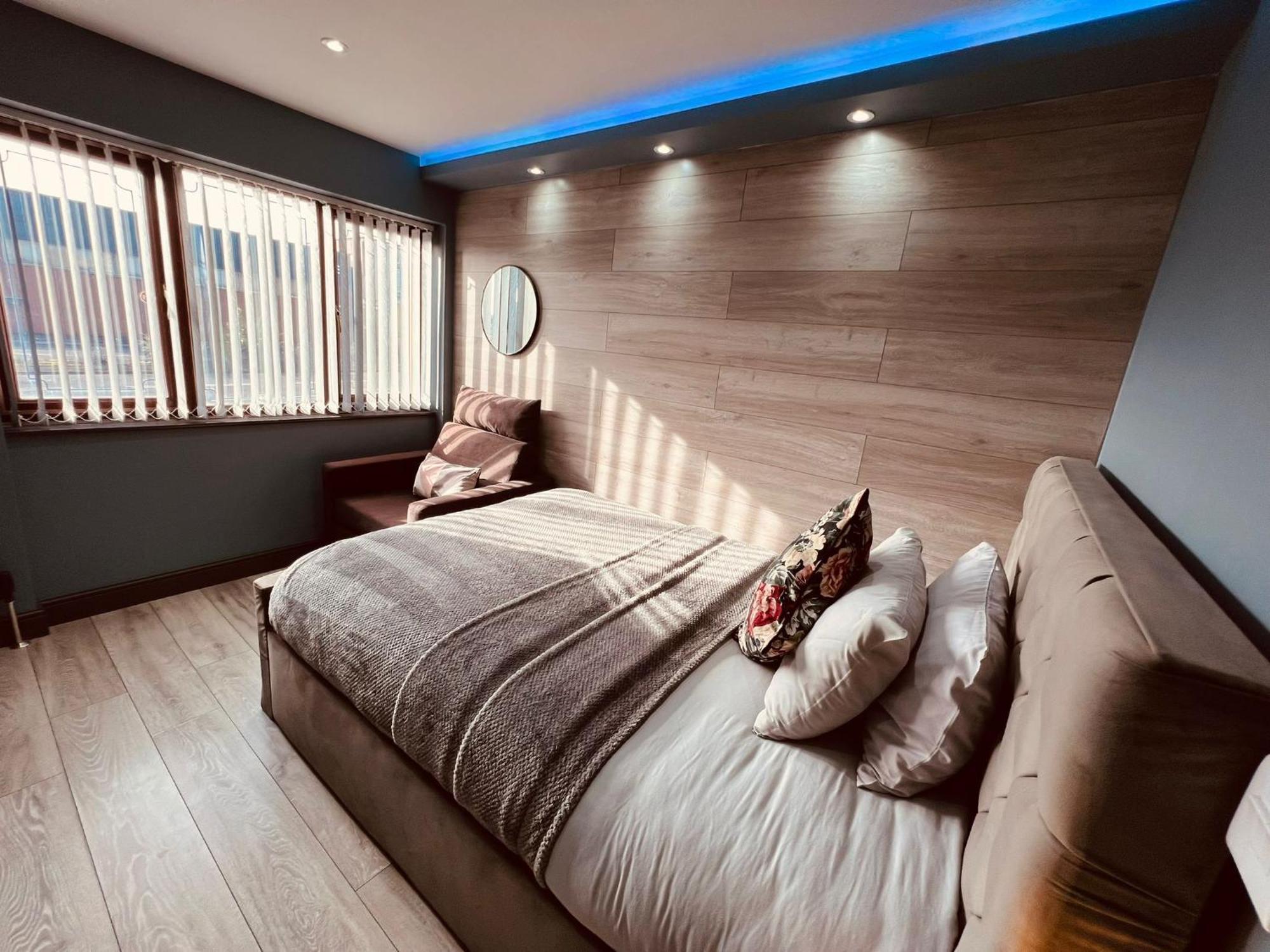 Modern -5 Bedroom House- With Free Parking Holiday home