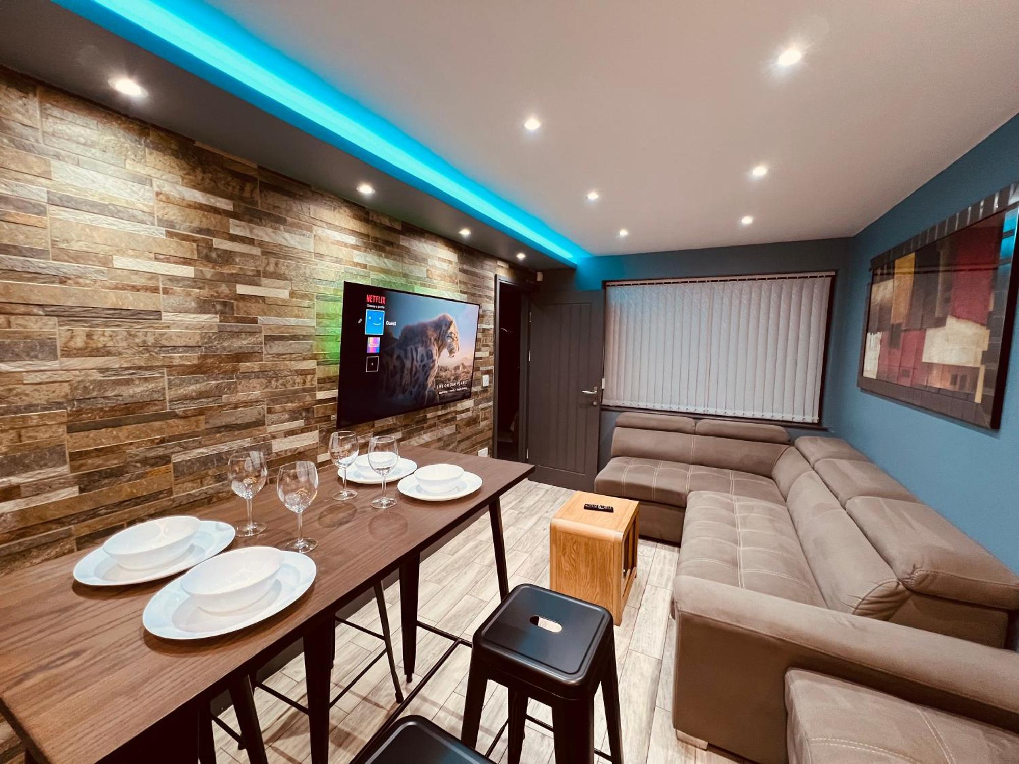 Modern -5 Bedroom House- With Free Parking Holiday home *