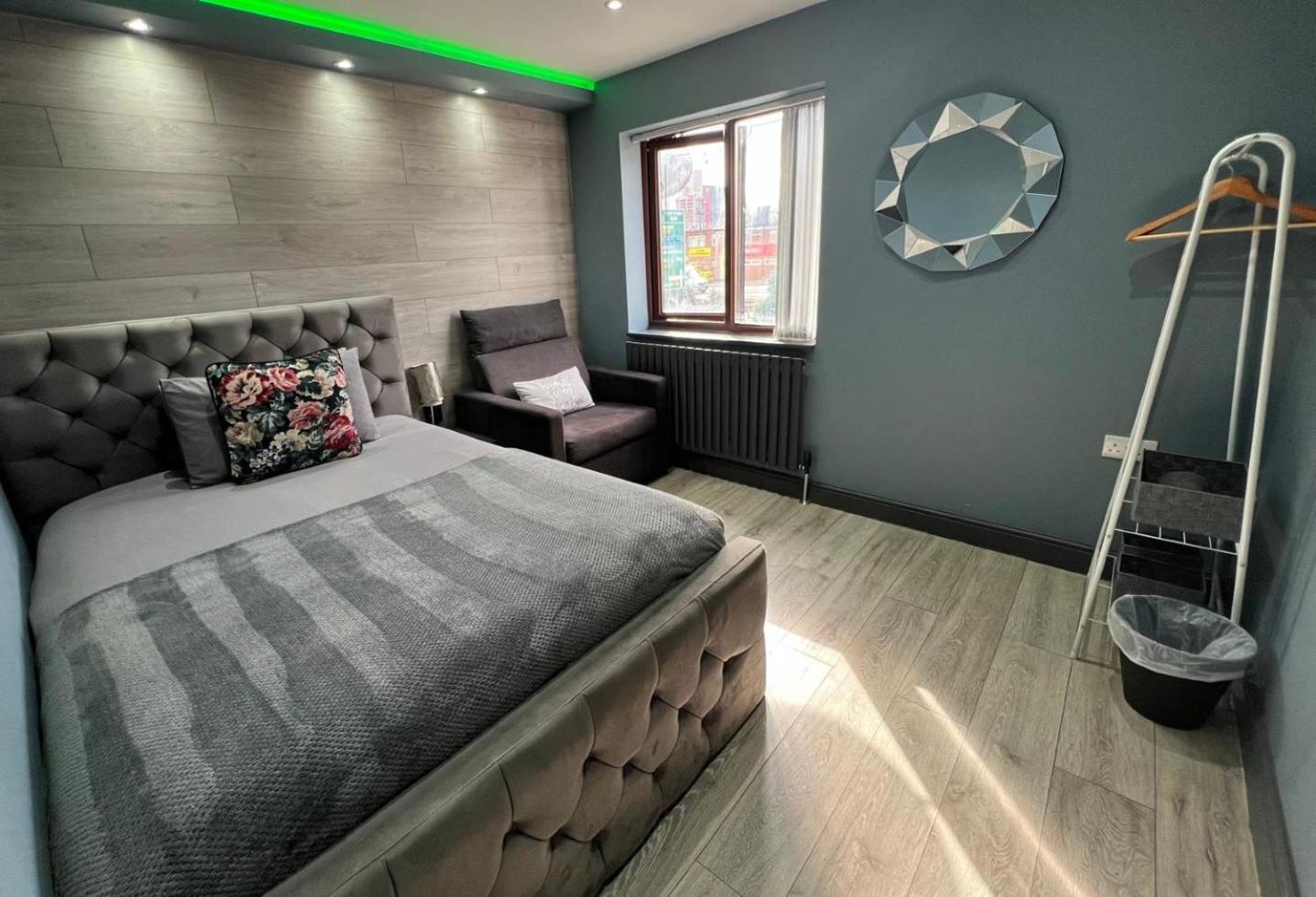 Holiday home Modern -5 Bedroom House- With Free Parking