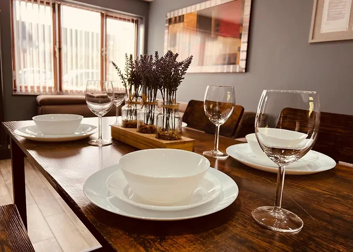 Modern Suites -5 Bedroom House- With Free Parking Birmingham City
