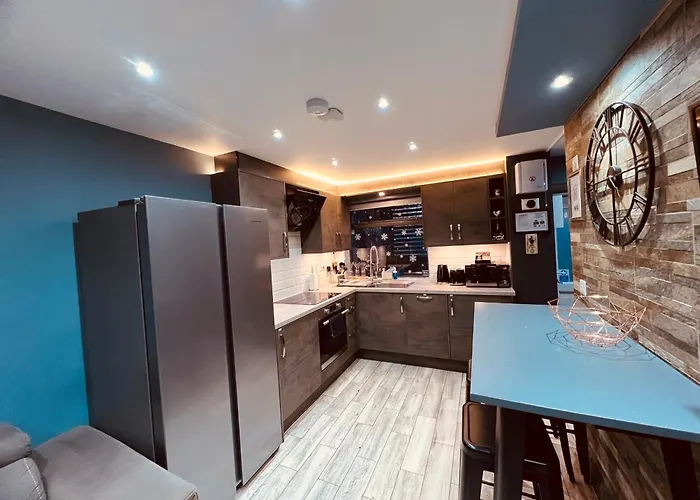 Modern Suites -5 Bedroom House- With Free Parking Birmingham City