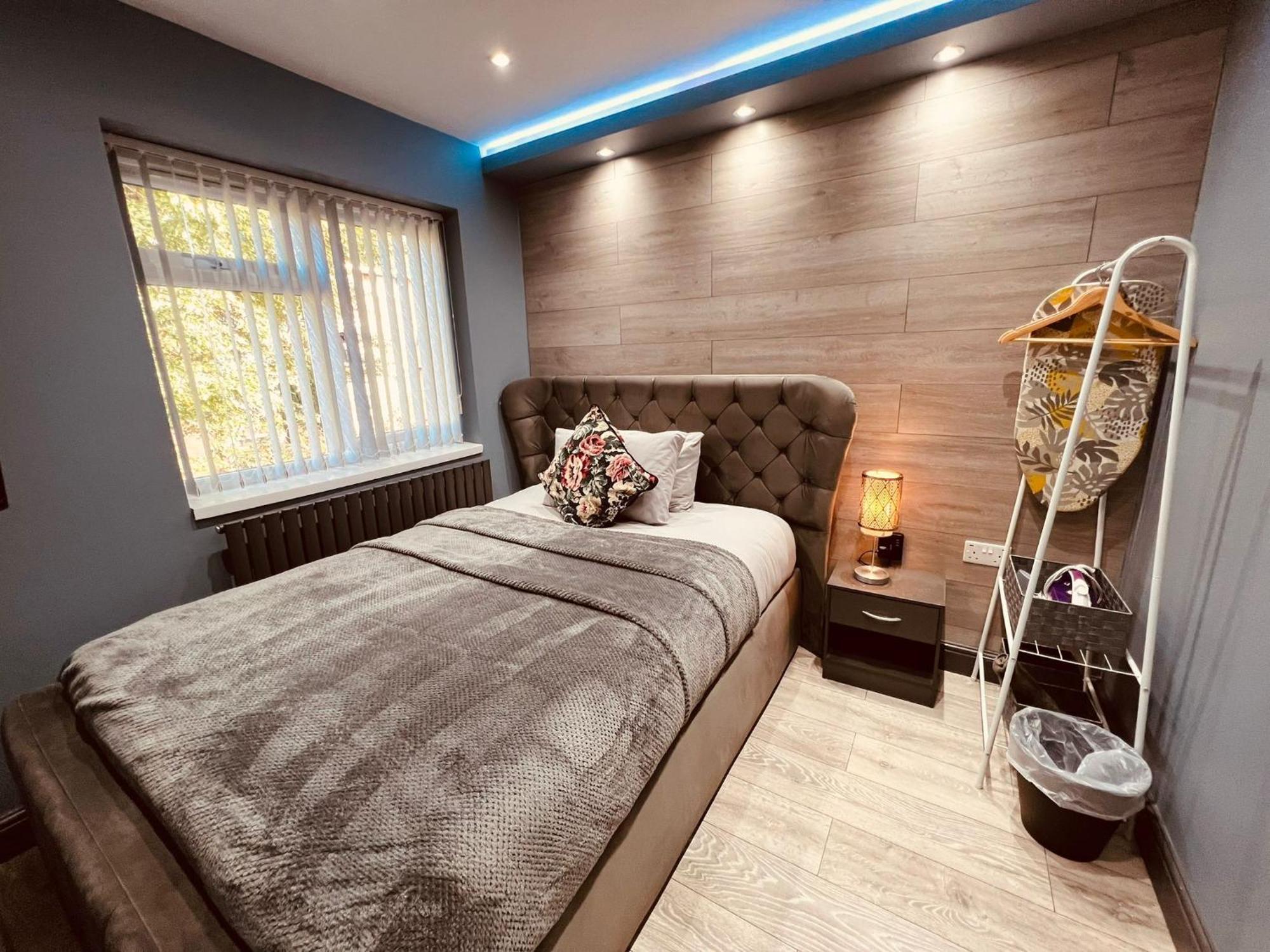 Modern -5 Bedroom House- With Free Parking Birmingham