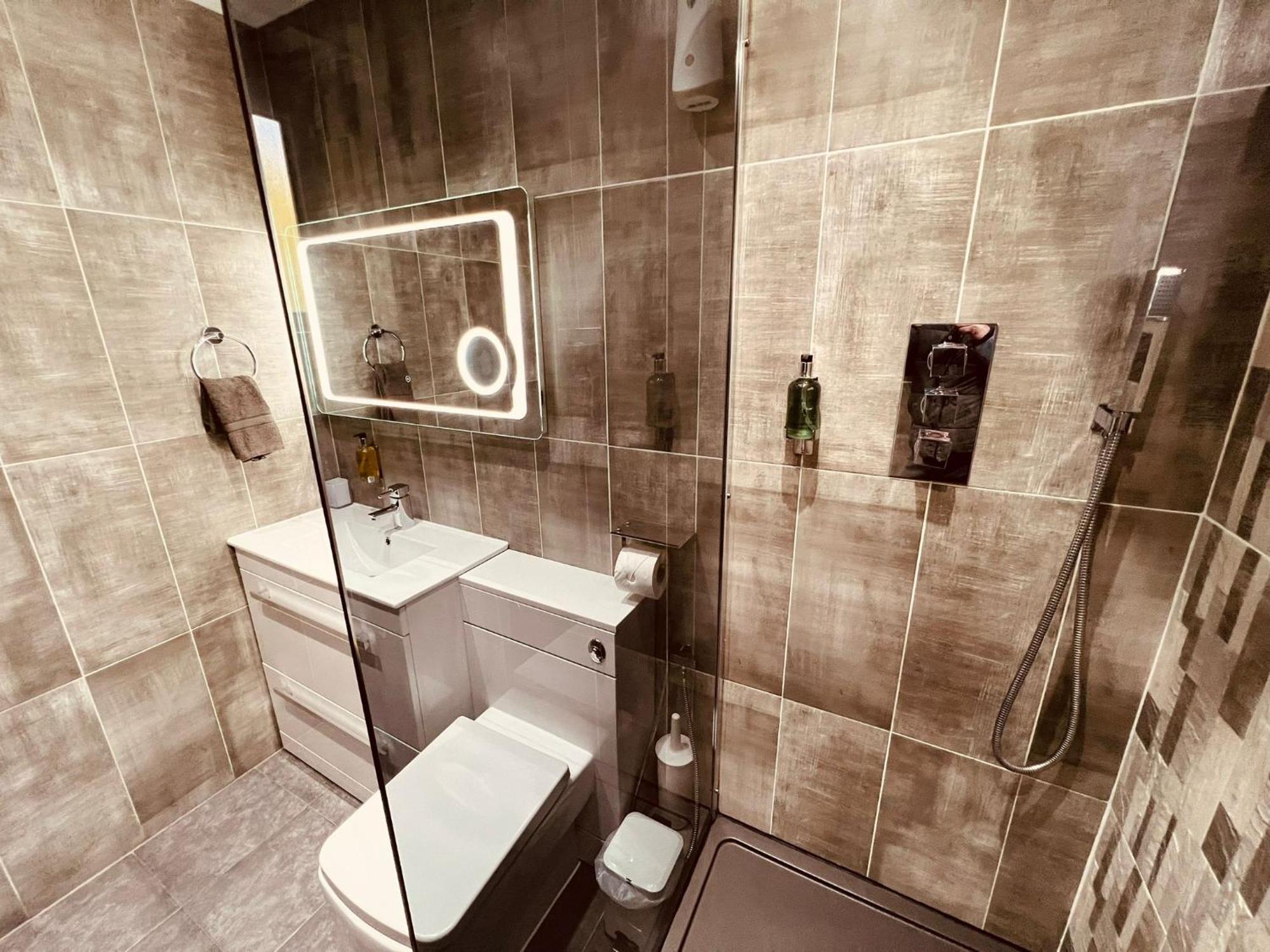 Holiday home Modern -5 Bedroom House- With Free Parking Birmingham