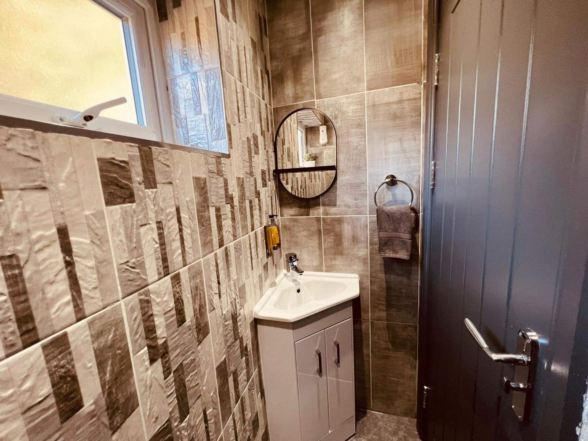 Modern -5 Bedroom House- With Free Parking Birmingham