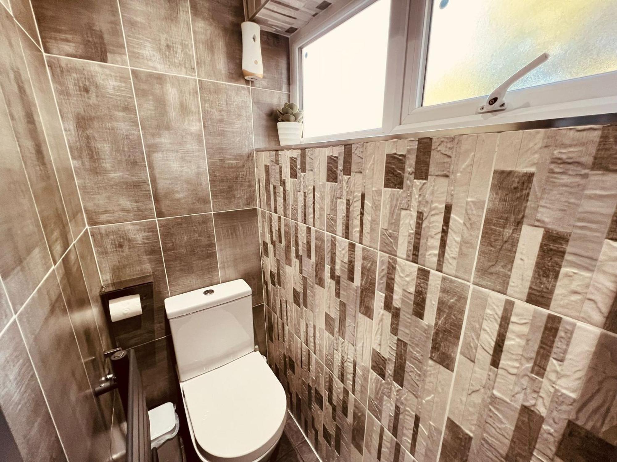 Modern -5 Bedroom House- With Free Parking Holiday home Birmingham