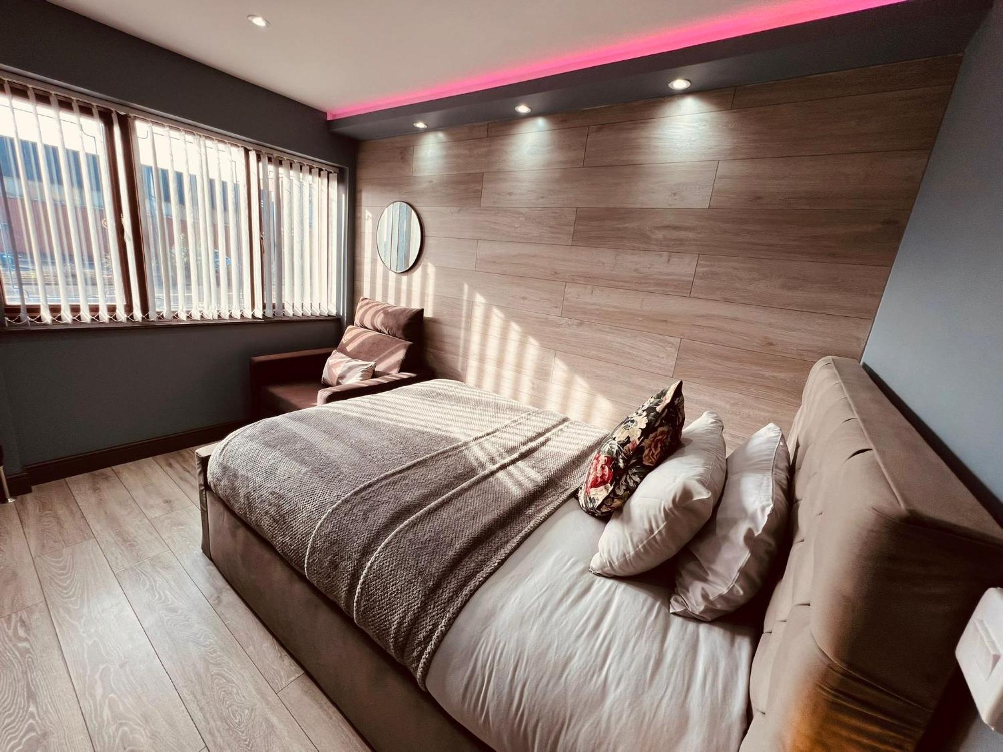 Modern -5 Bedroom House- With Free Parking *