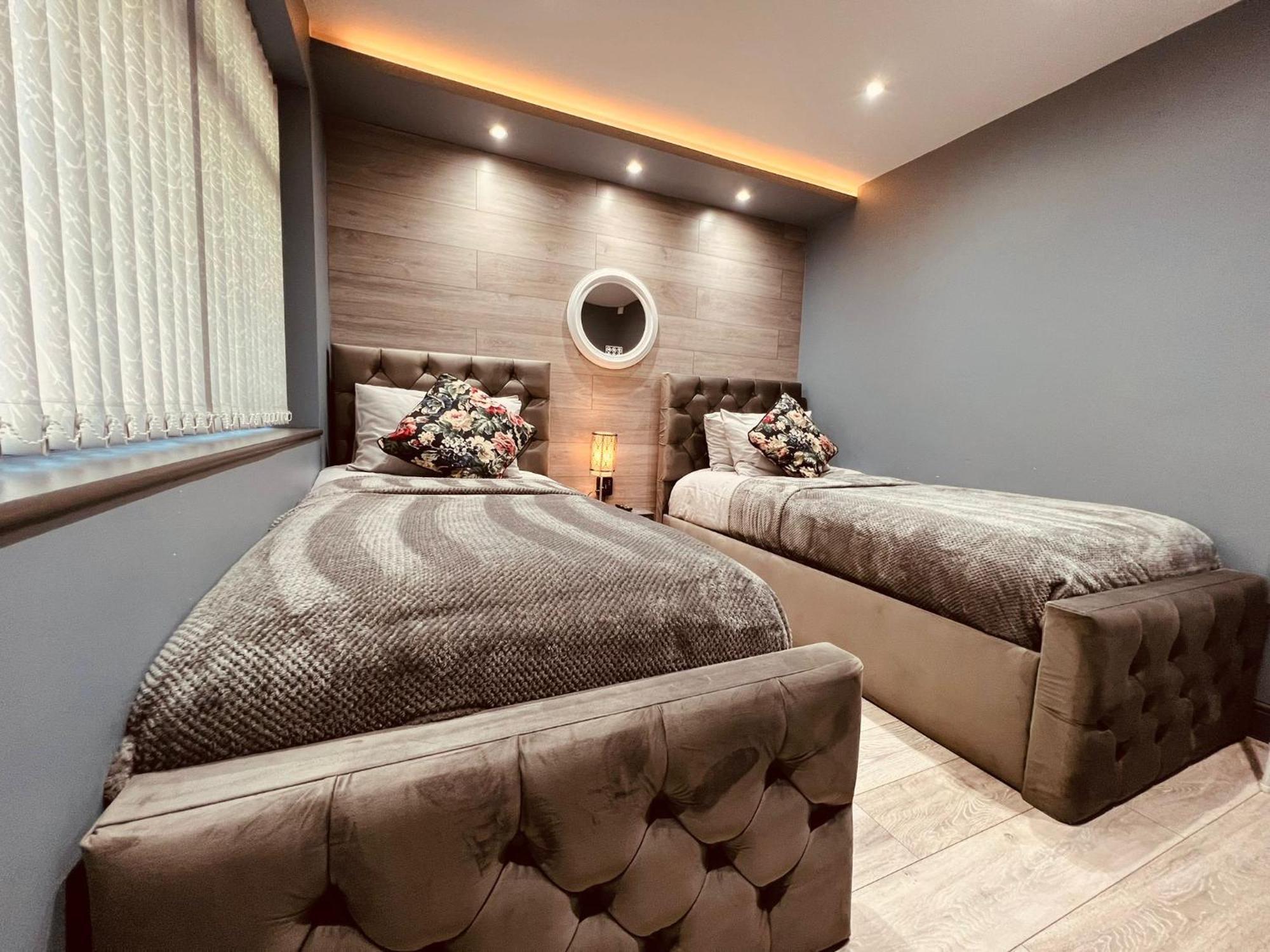 Modern -5 Bedroom House- With Free Parking