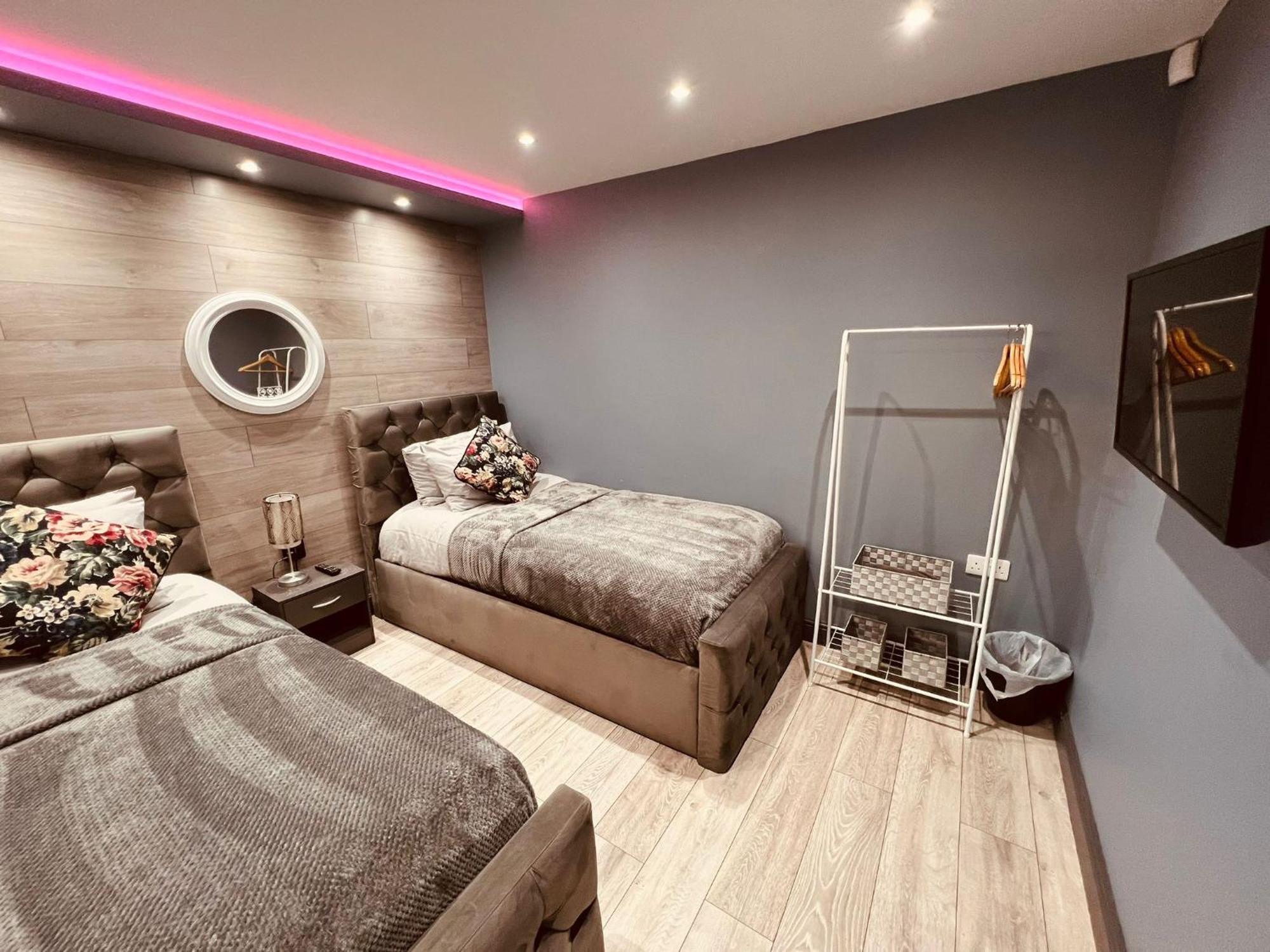 Modern -5 Bedroom House- With Free Parking Holiday home