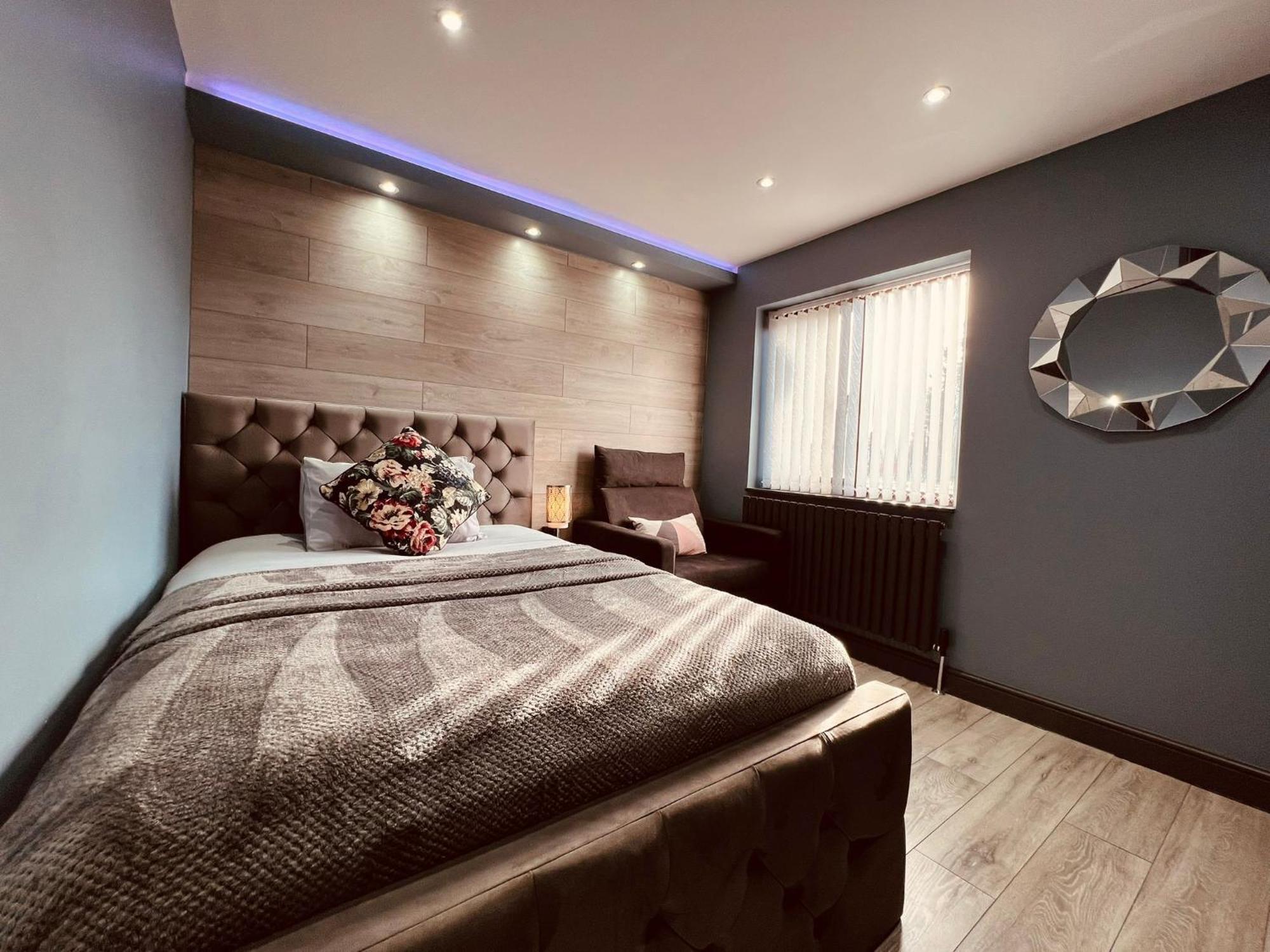 Holiday home Modern -5 Bedroom House- With Free Parking *