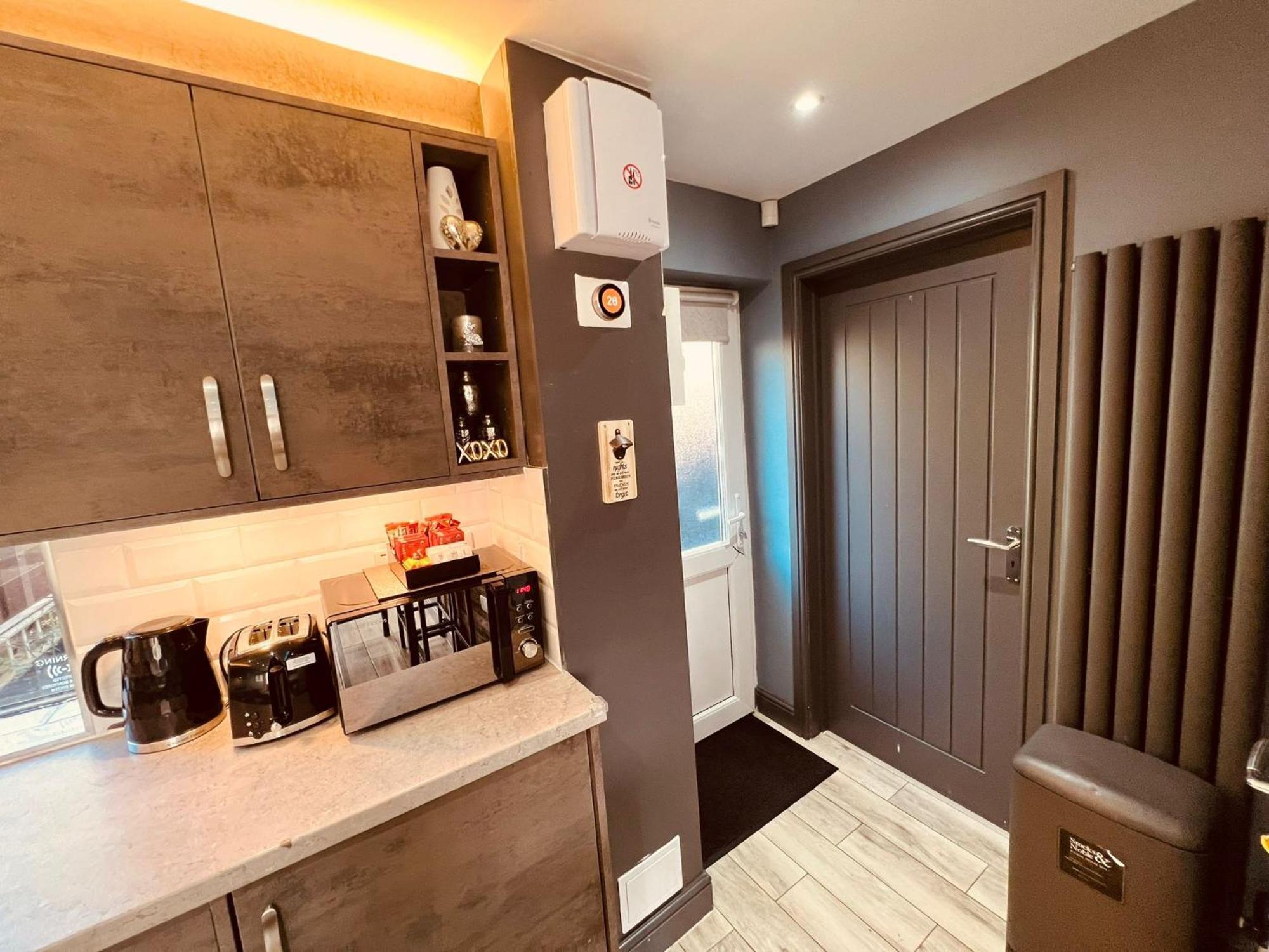 Holiday home Modern -5 Bedroom House- With Free Parking *