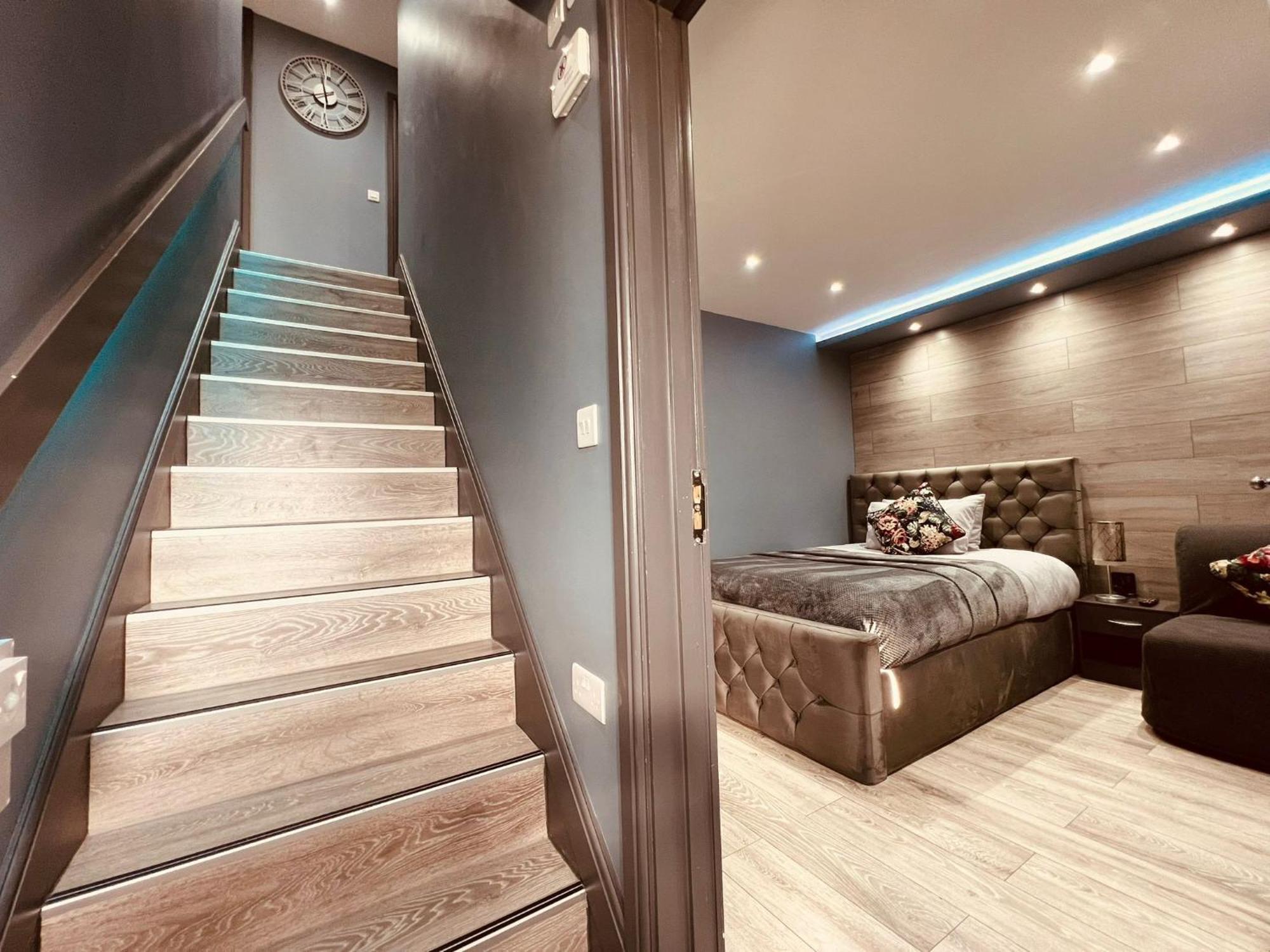 Holiday home Modern -5 Bedroom House- With Free Parking