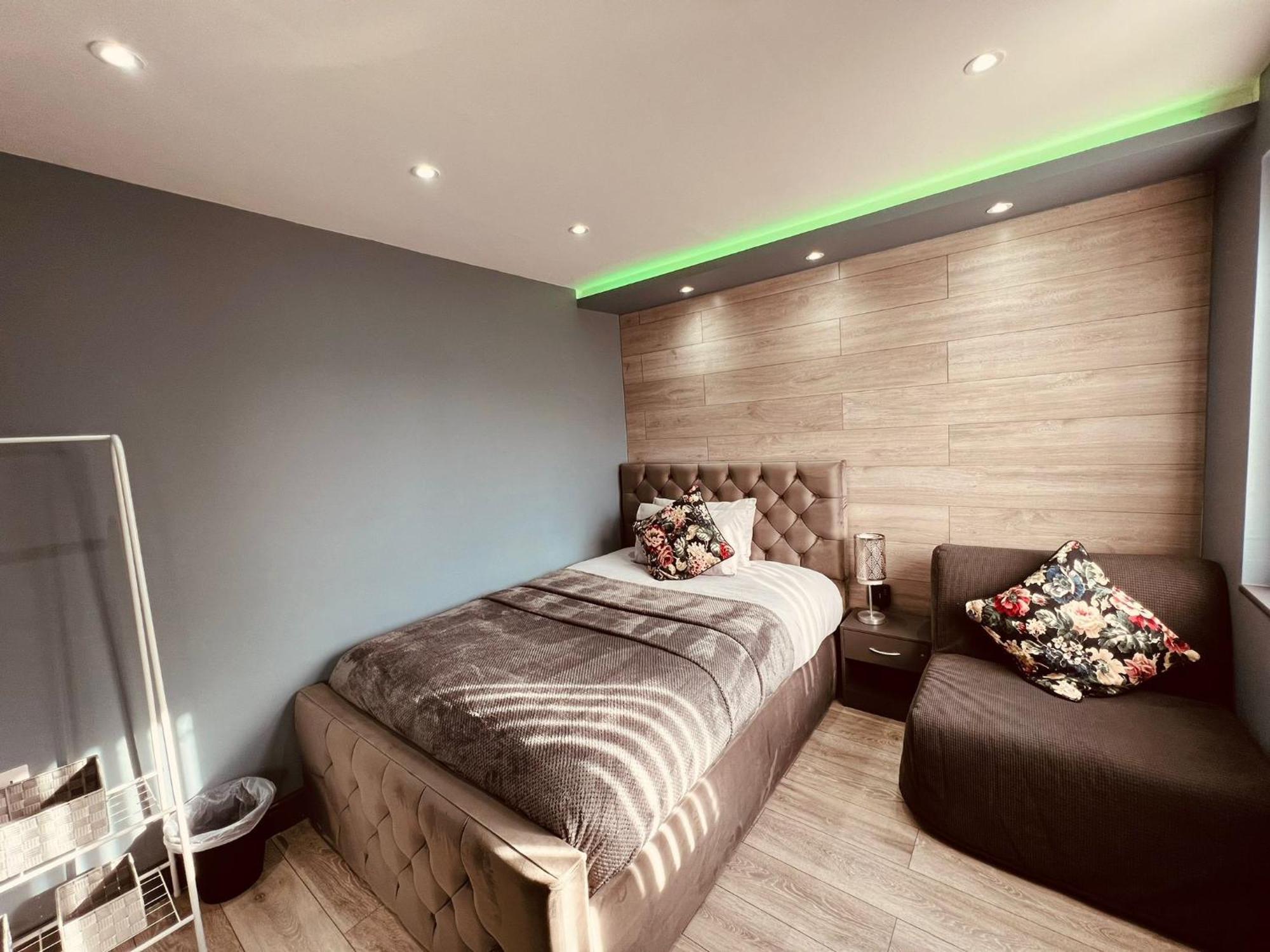 Holiday home Modern -5 Bedroom House- With Free Parking *