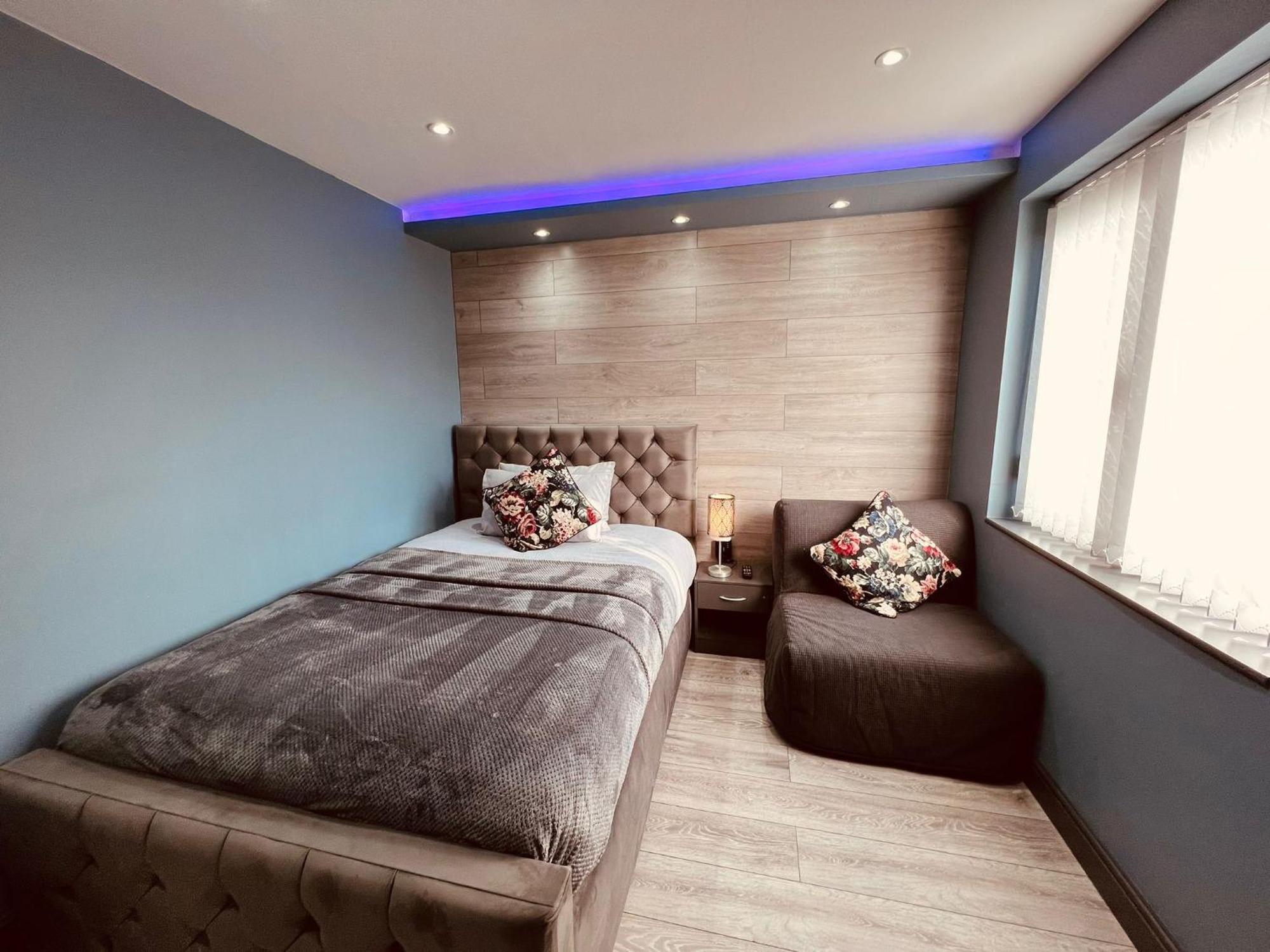 Modern -5 Bedroom House- With Free Parking Holiday home Birmingham