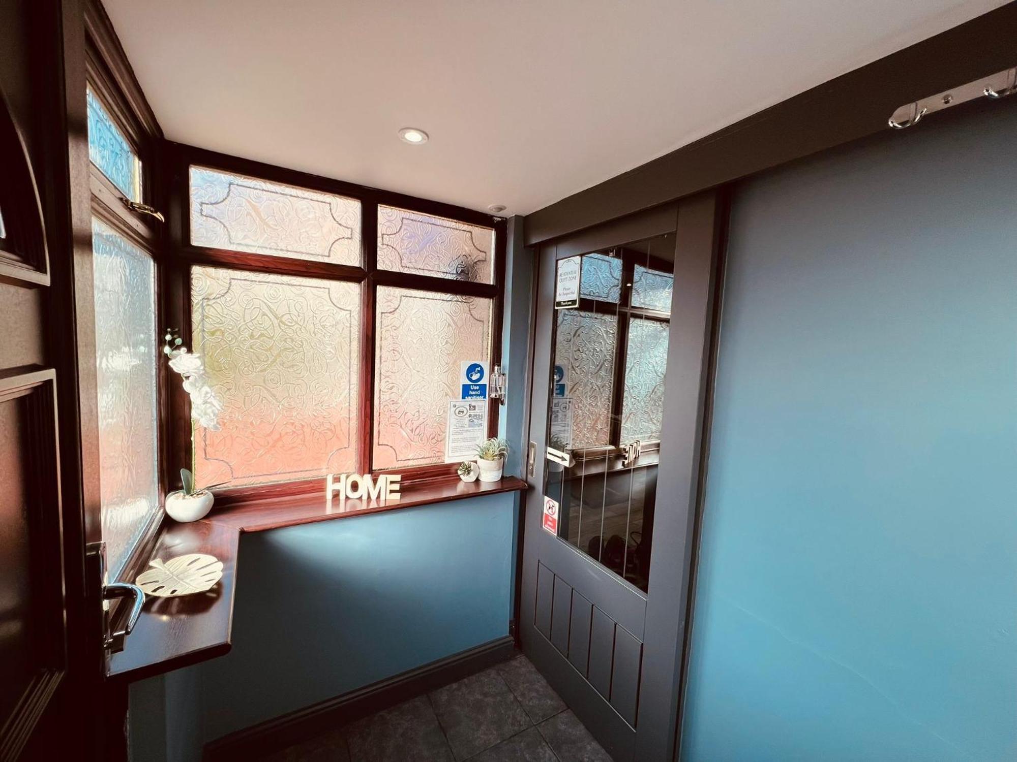 Modern -5 Bedroom House- With Free Parking