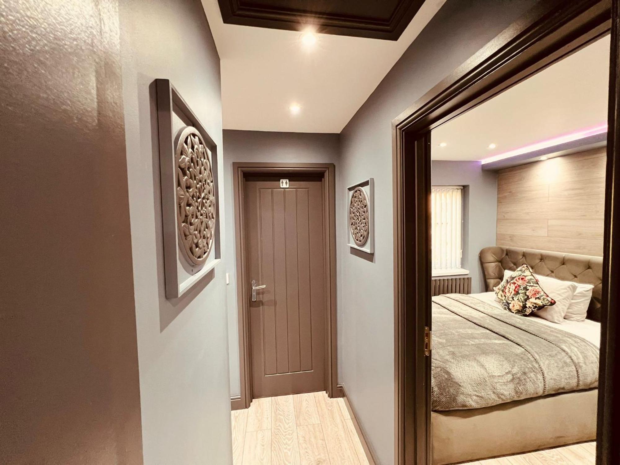 Modern -5 Bedroom House- With Free Parking Holiday home *
