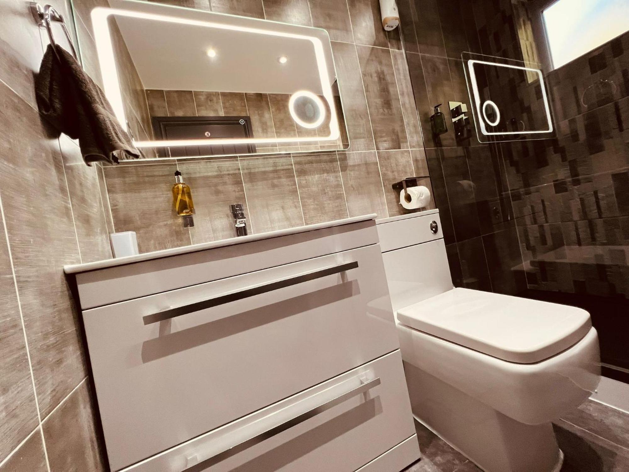 Holiday home Modern -5 Bedroom House- With Free Parking