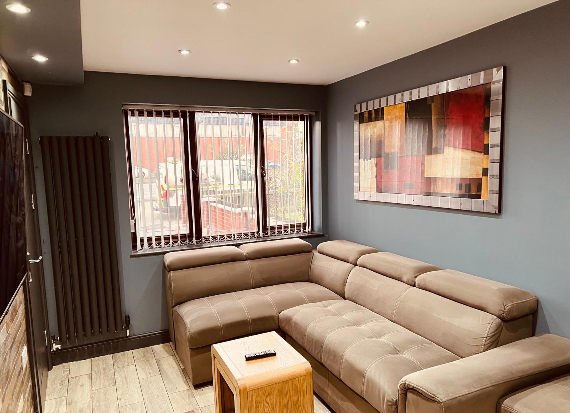 Holiday home Modern -5 Bedroom House- With Free Parking