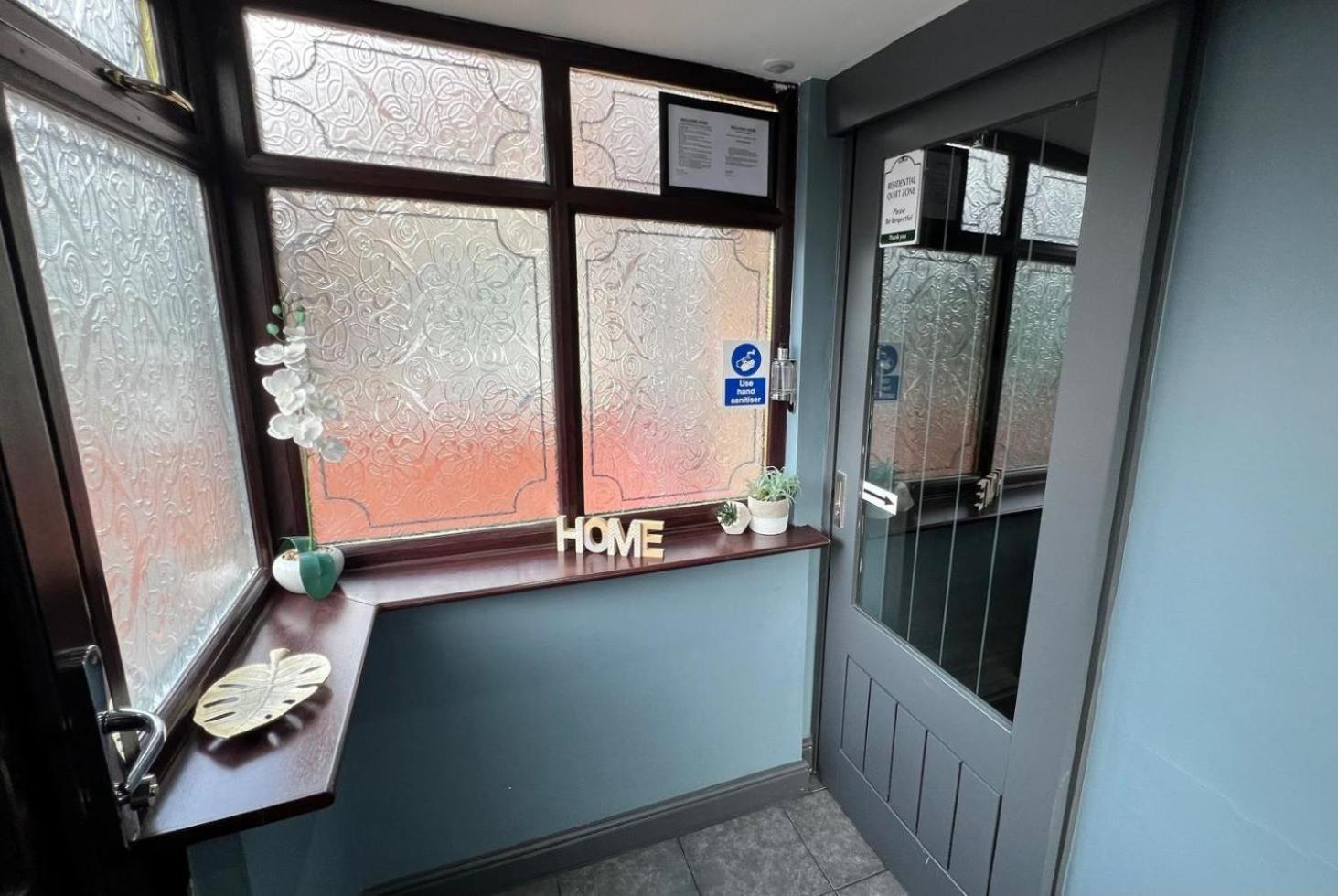 Modern -5 Bedroom House- With Free Parking Holiday home *