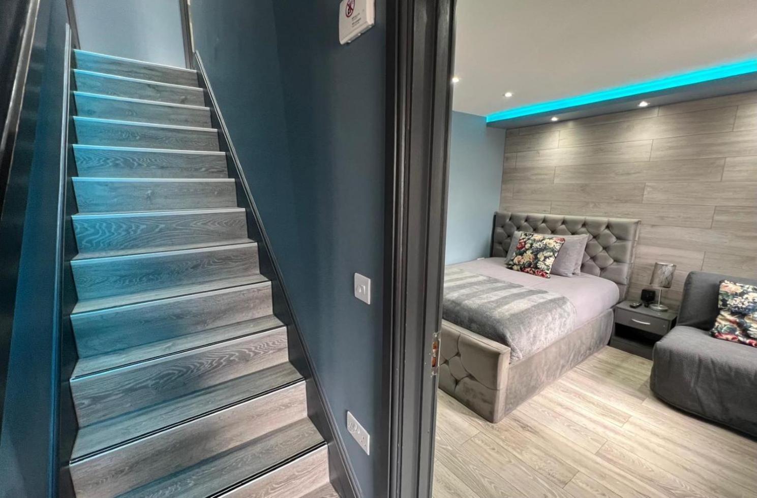 Modern -5 Bedroom House- With Free Parking Holiday home *