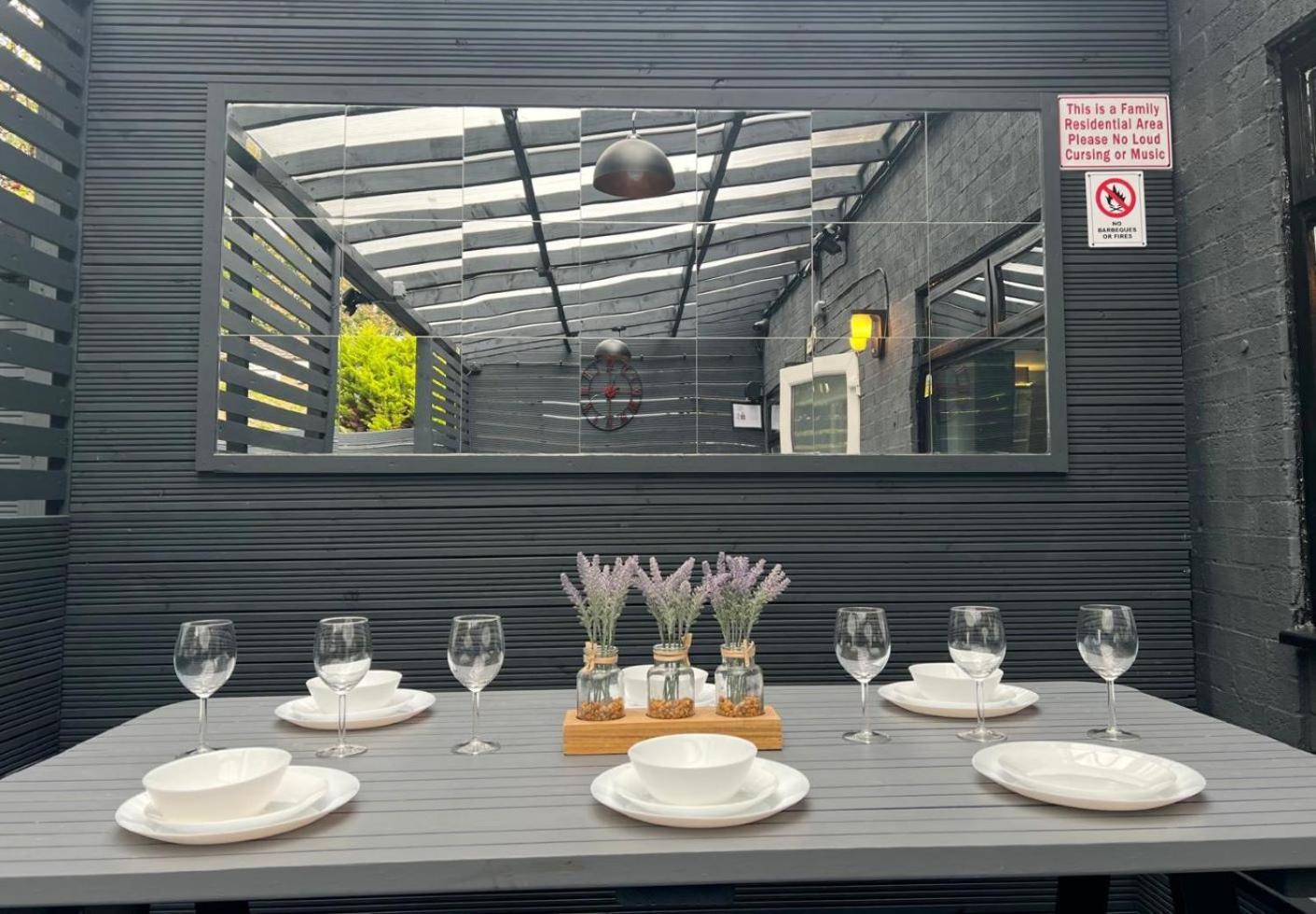 Modern -5 Bedroom House- With Free Parking *