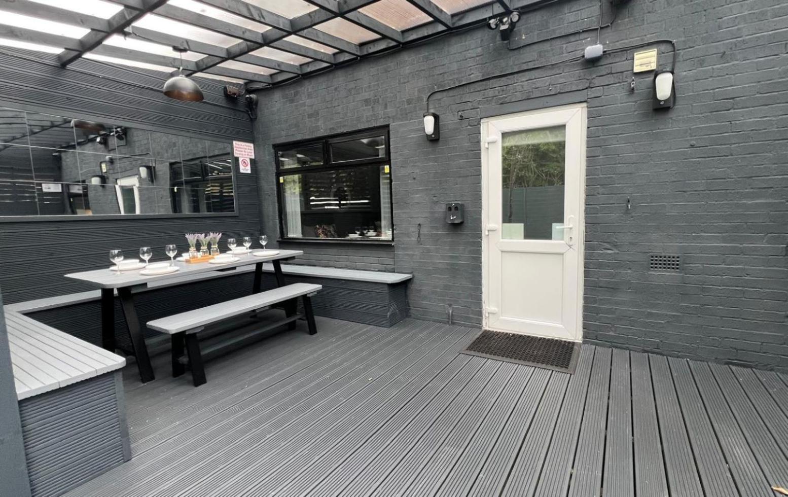 Modern -5 Bedroom House- With Free Parking