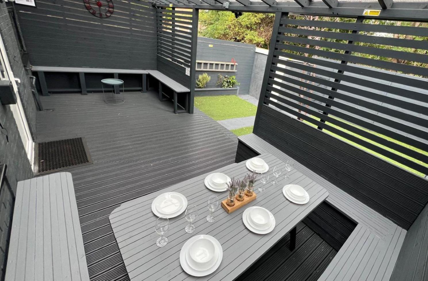 Holiday home Modern -5 Bedroom House- With Free Parking