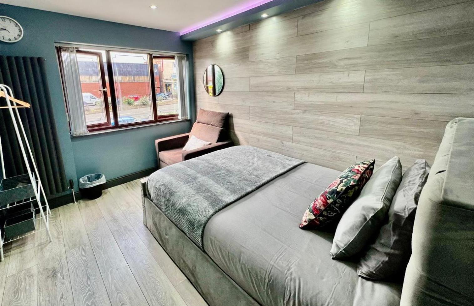 Holiday home Modern -5 Bedroom House- With Free Parking *