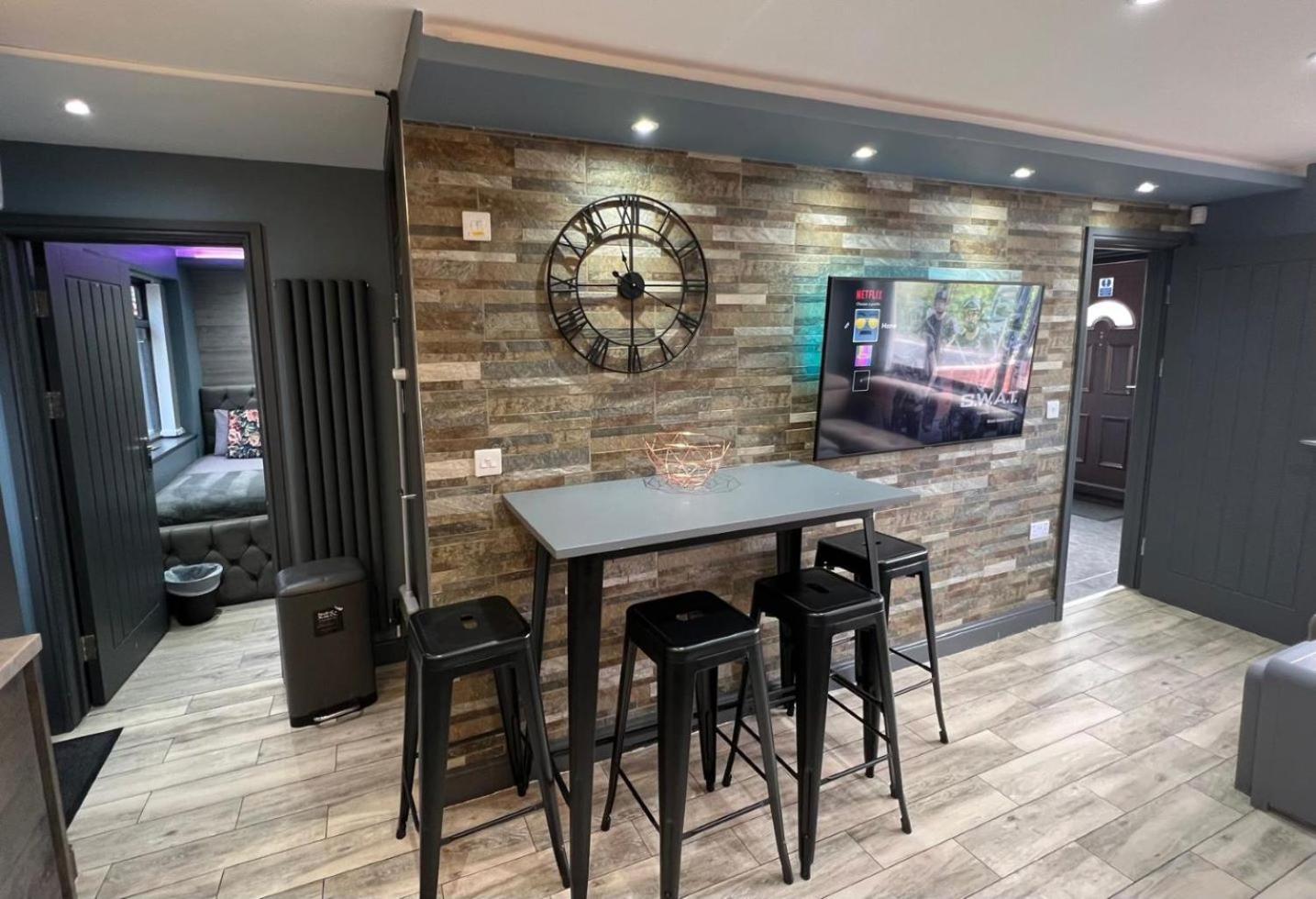 Modern -5 Bedroom House- With Free Parking Holiday home Birmingham