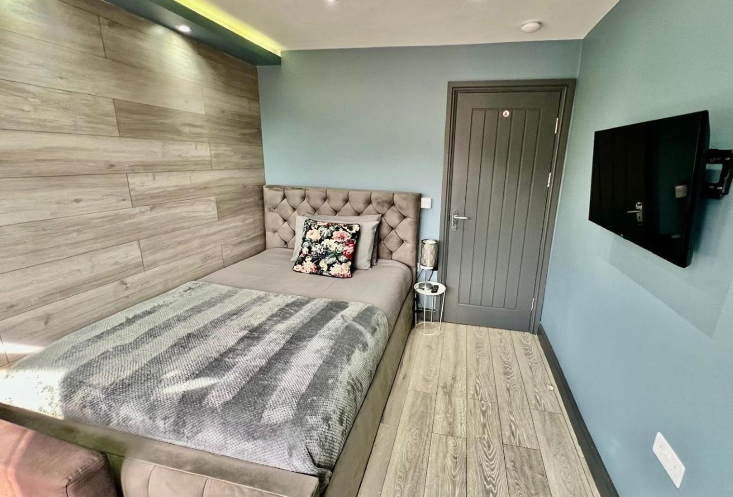 Modern -5 Bedroom House- With Free Parking Holiday home