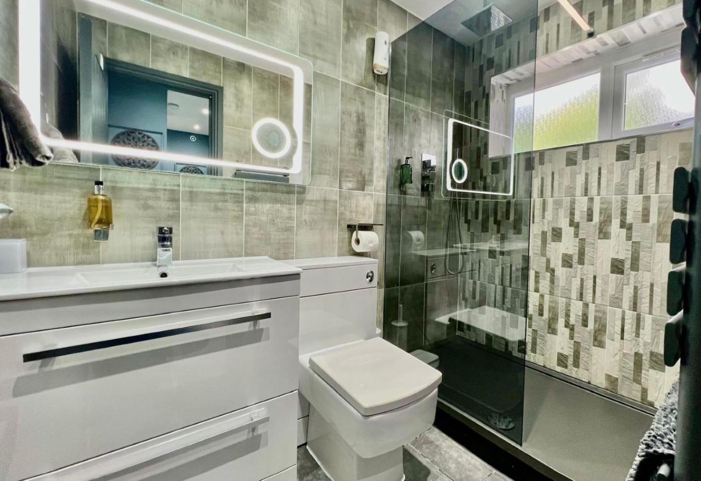 Modern -5 Bedroom House- With Free Parking Holiday home *