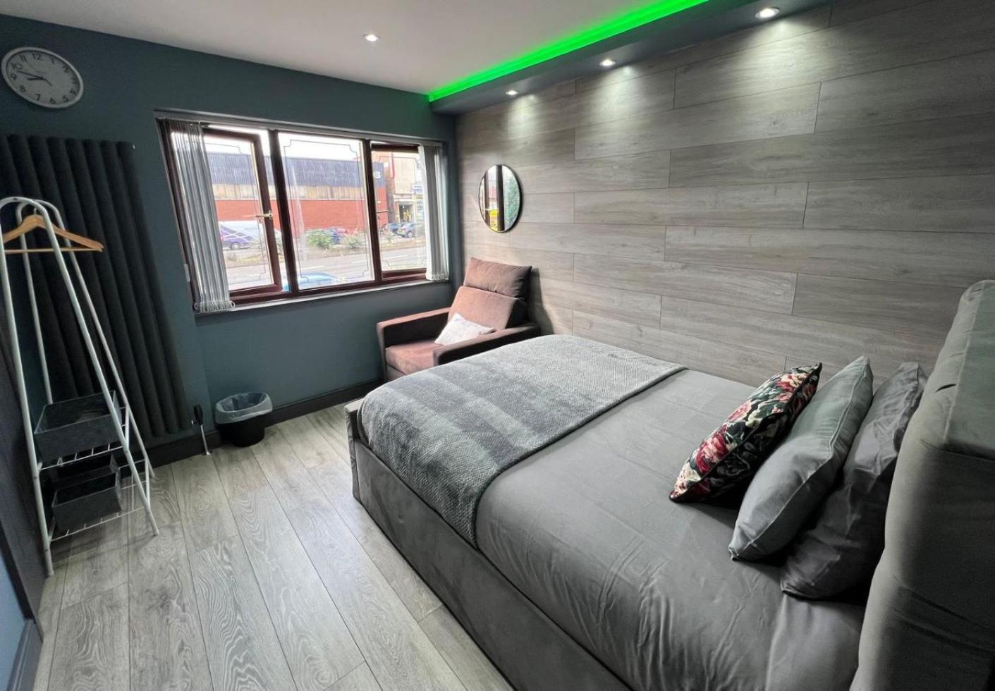 Holiday home Modern -5 Bedroom House- With Free Parking *