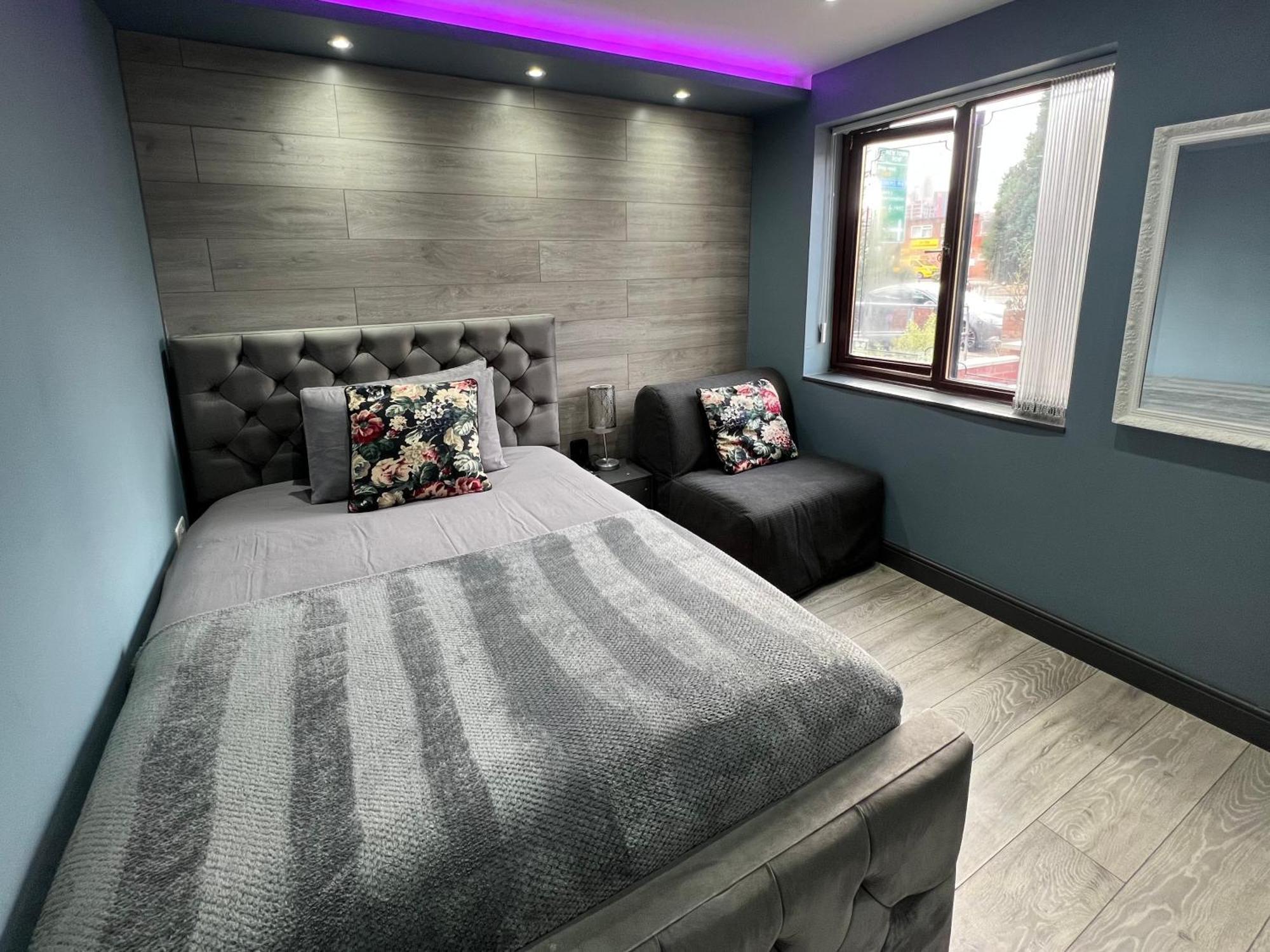 Modern -5 Bedroom House- With Free Parking Holiday home *