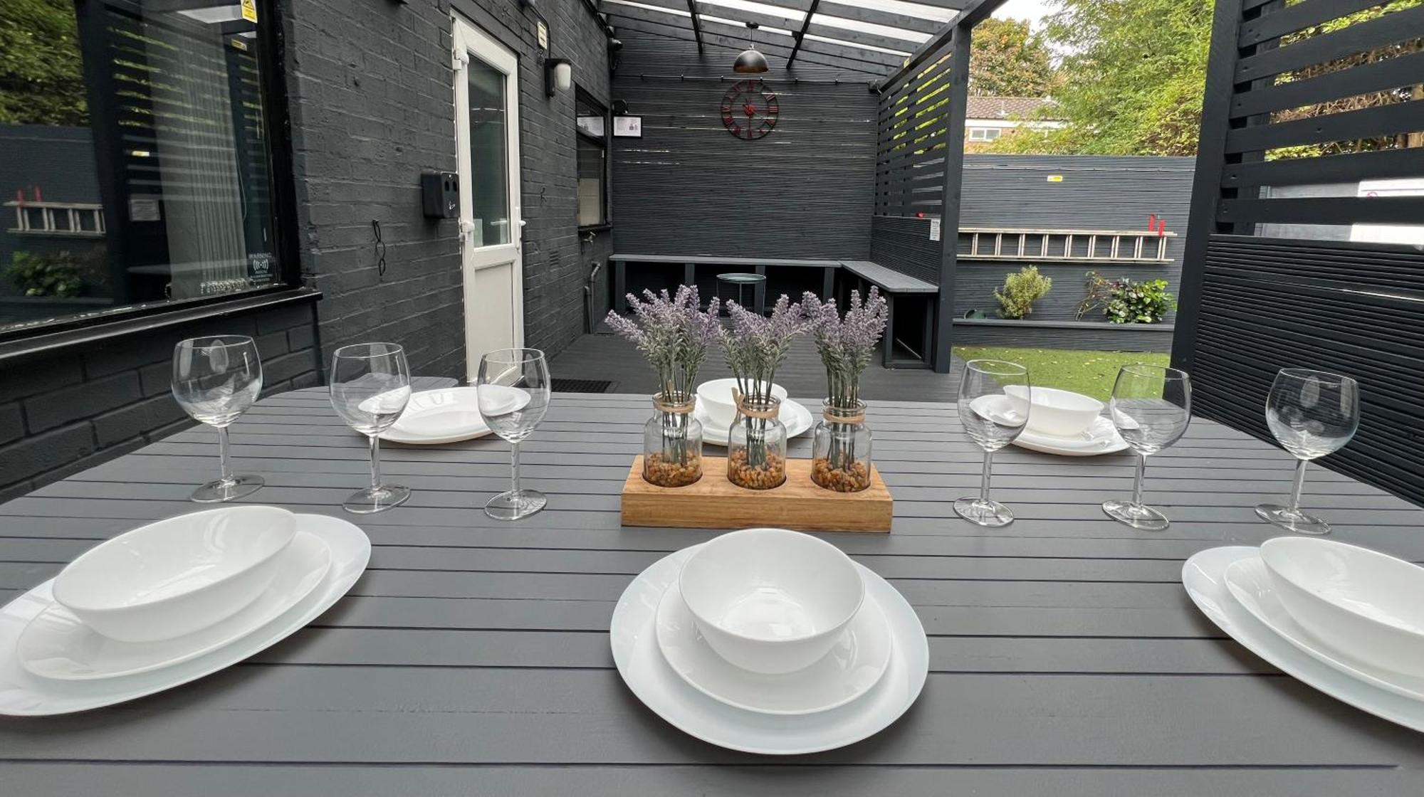 Holiday home Modern -5 Bedroom House- With Free Parking *