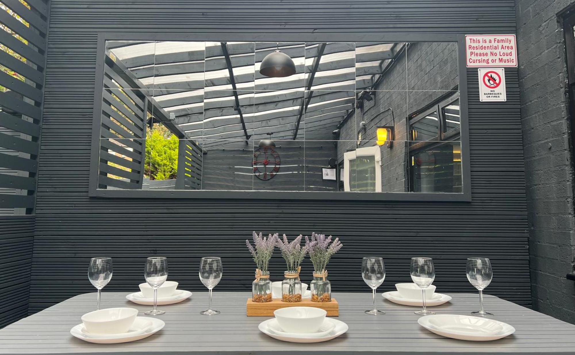 Modern -5 Bedroom House- With Free Parking *