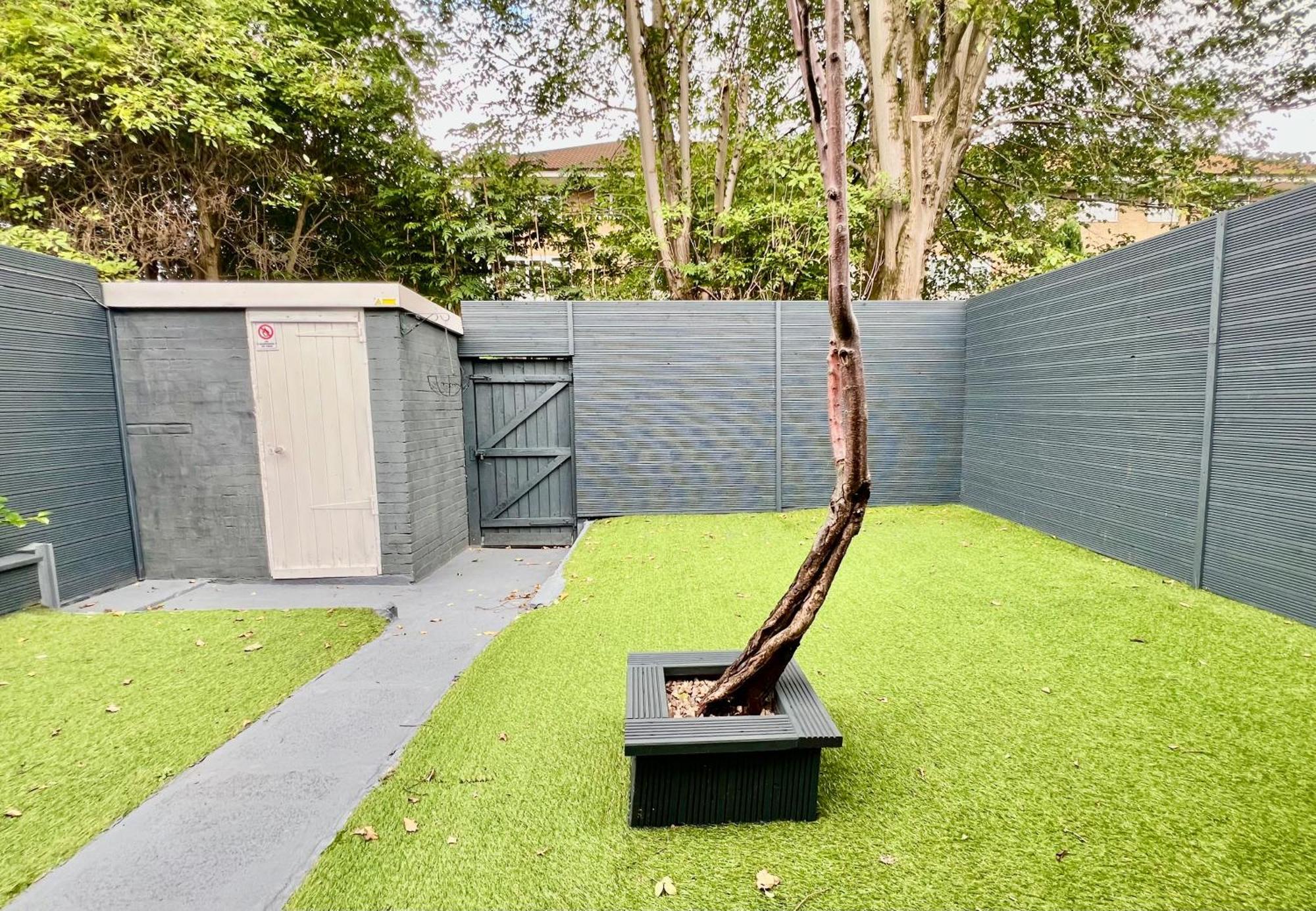 Modern -5 Bedroom House- With Free Parking