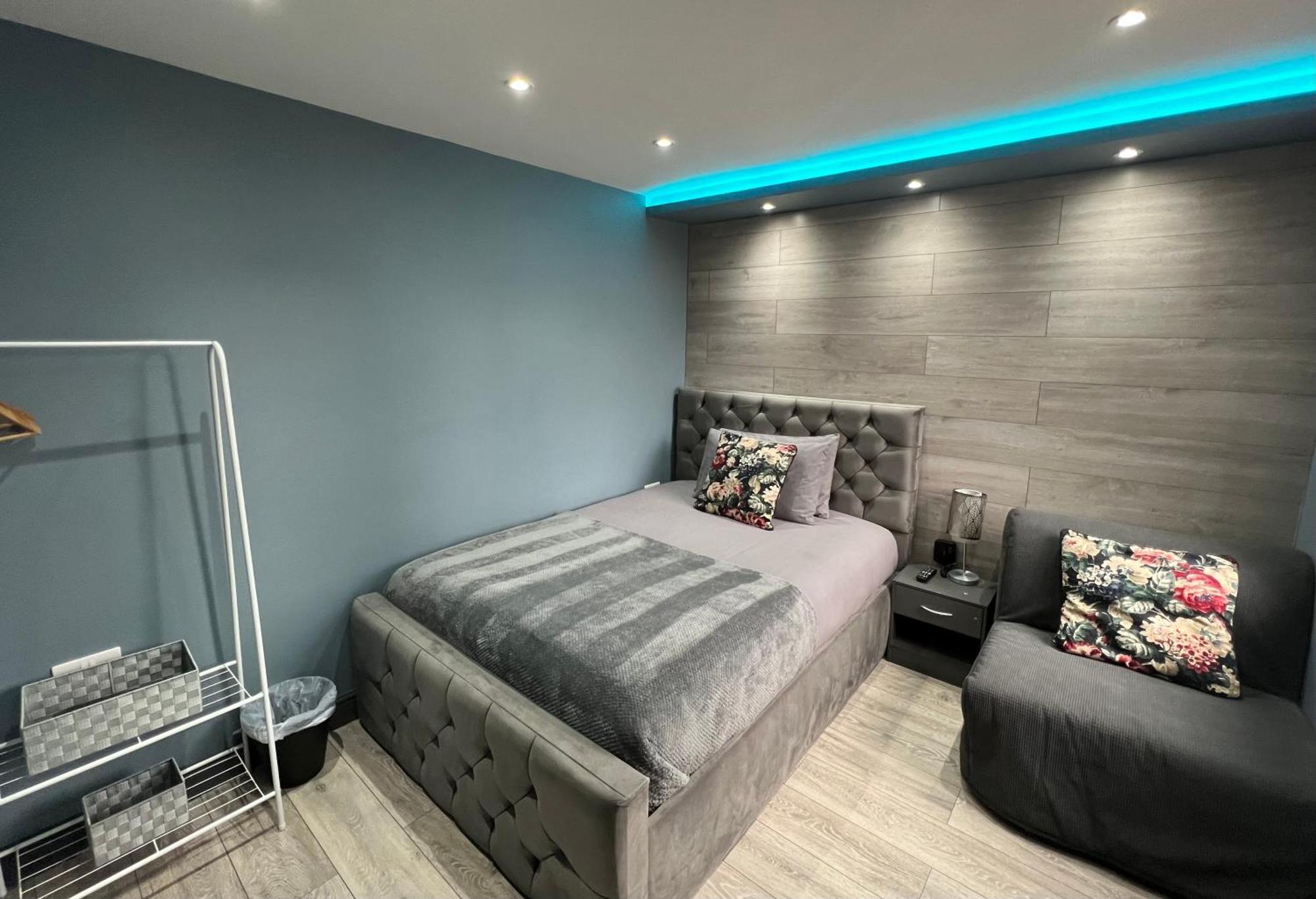 Modern -5 Bedroom House- With Free Parking Holiday home