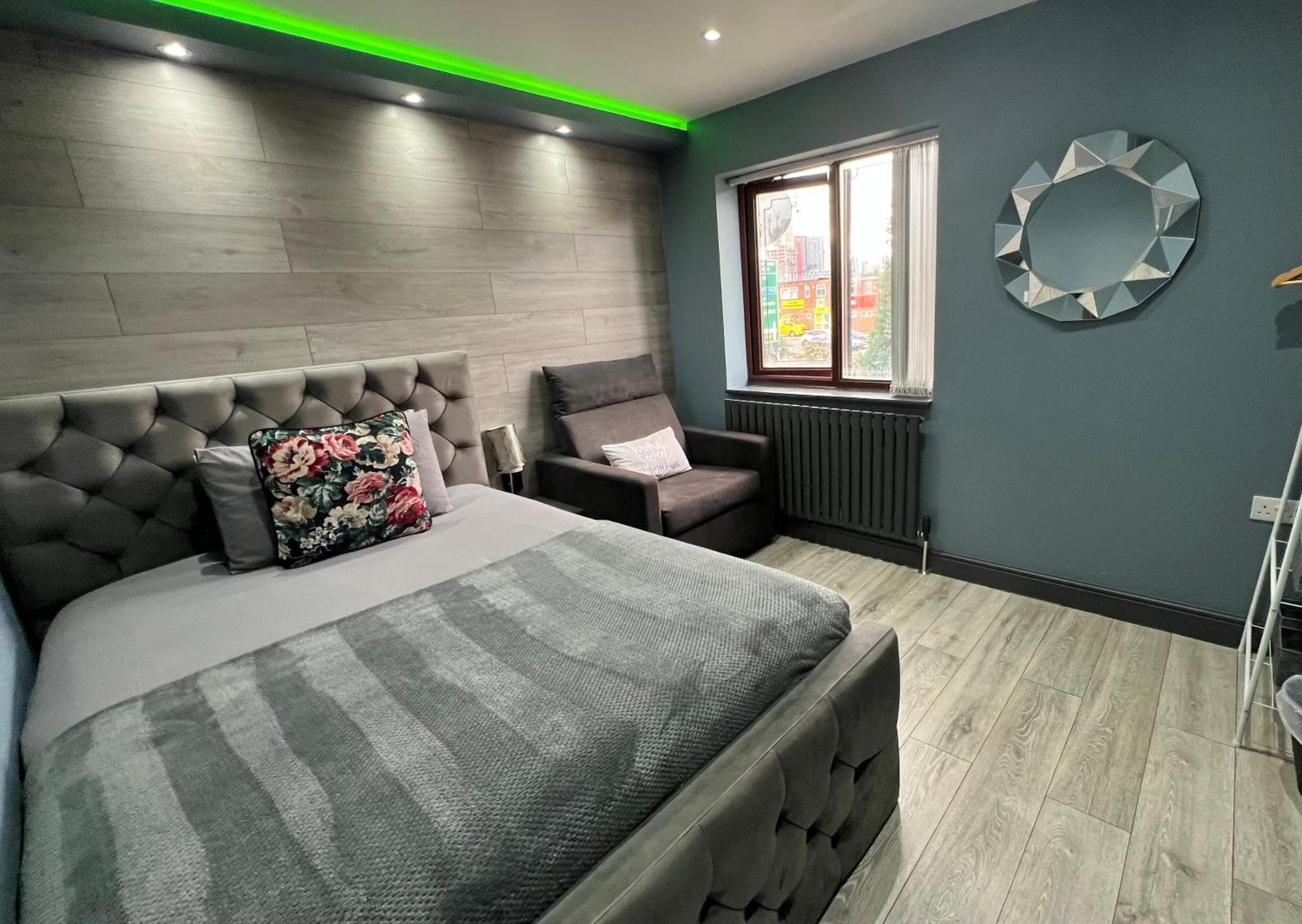 Modern -5 Bedroom House- With Free Parking Holiday home *