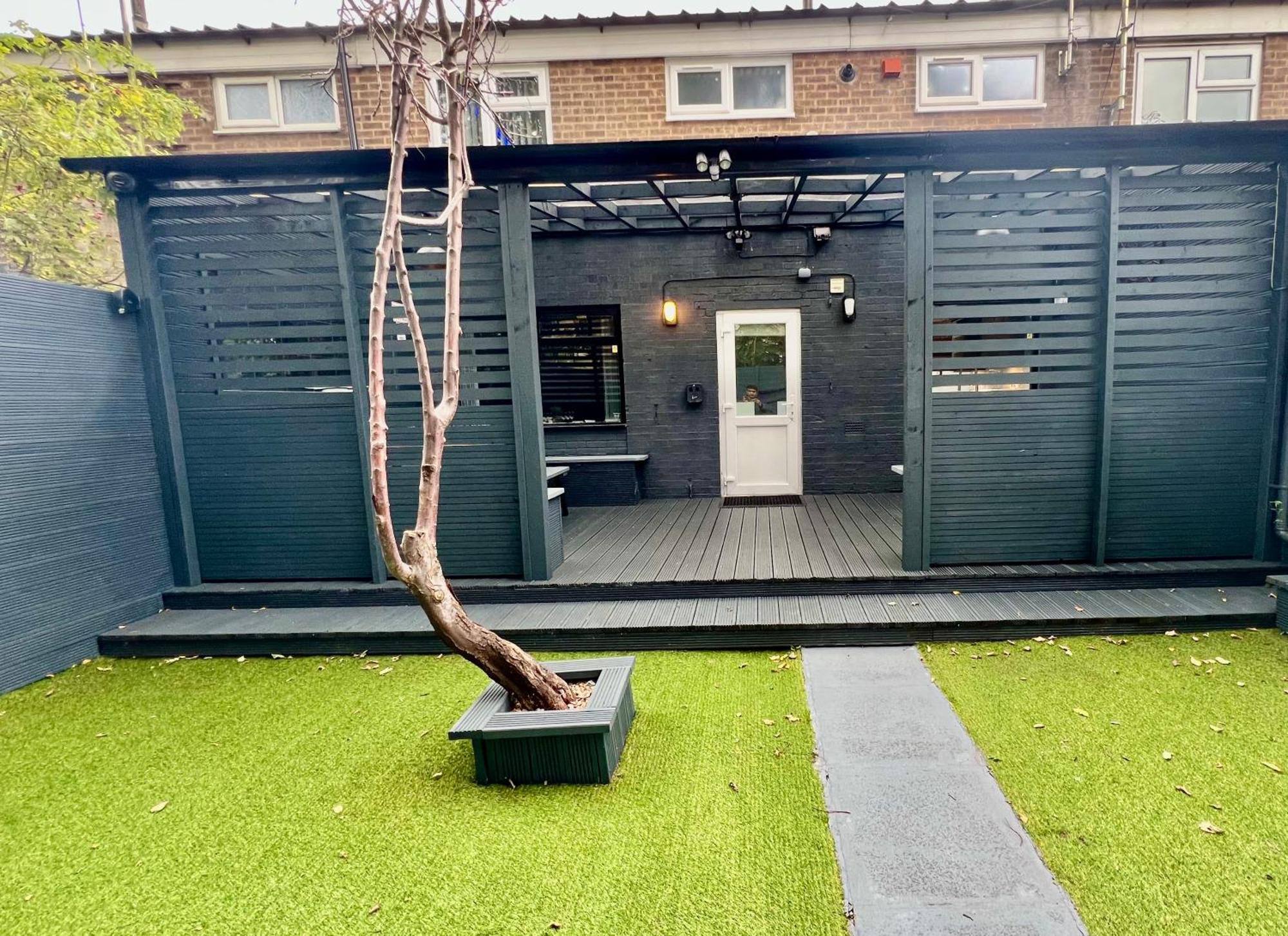 Holiday home Modern -5 Bedroom House- With Free Parking *
