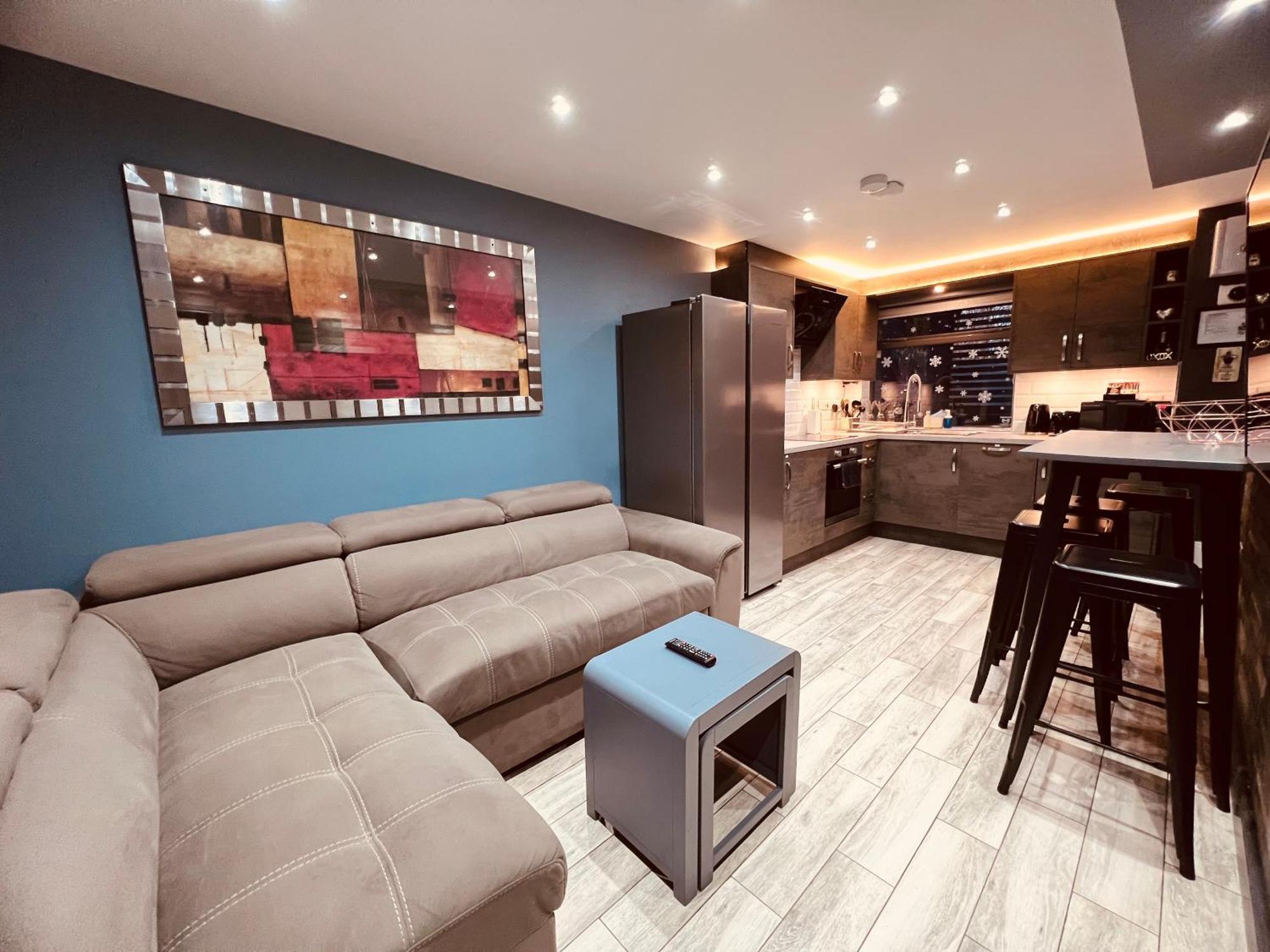 Modern -5 Bedroom House- With Free Parking