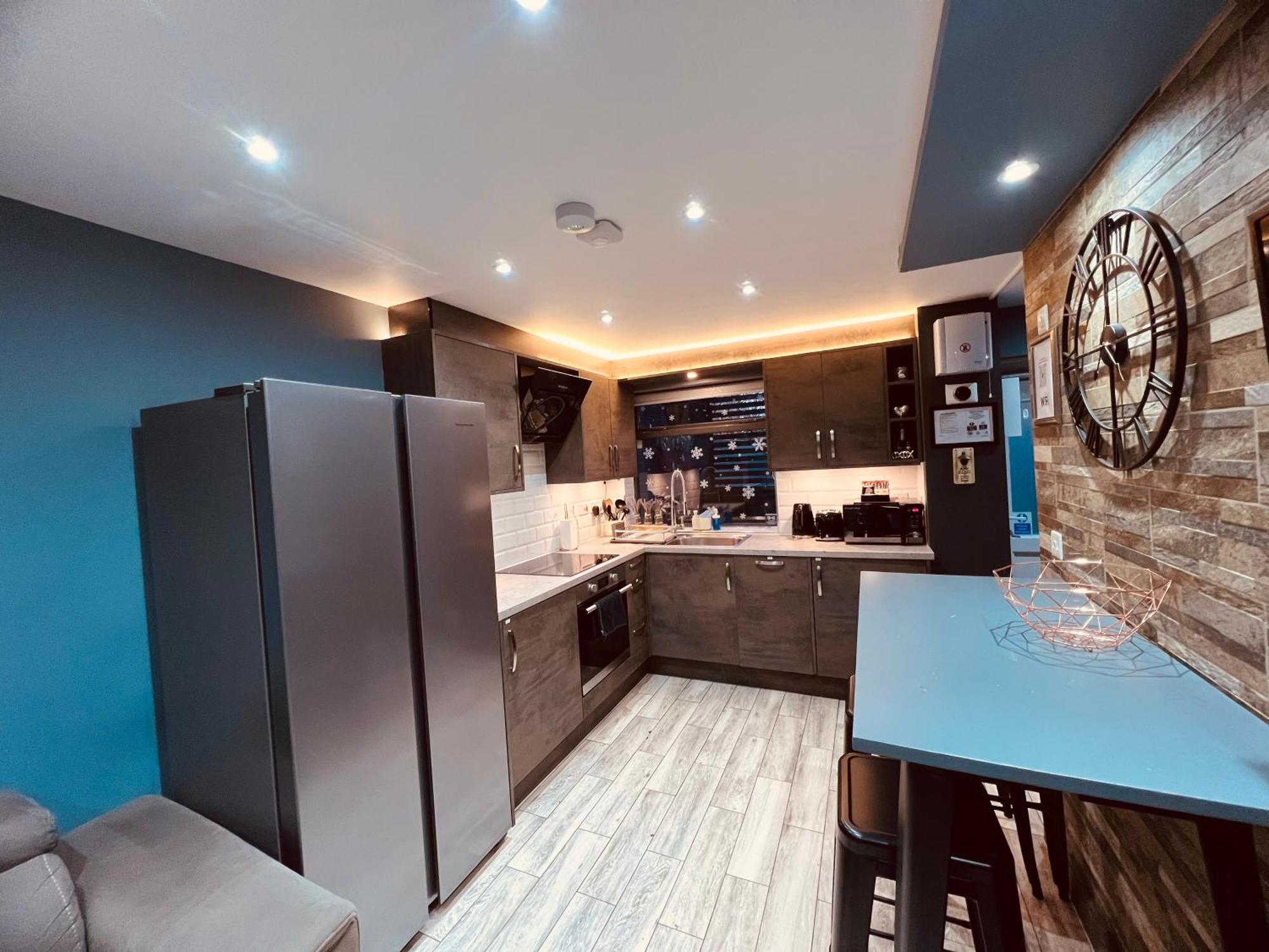 Modern -5 Bedroom House- With Free Parking Holiday home
