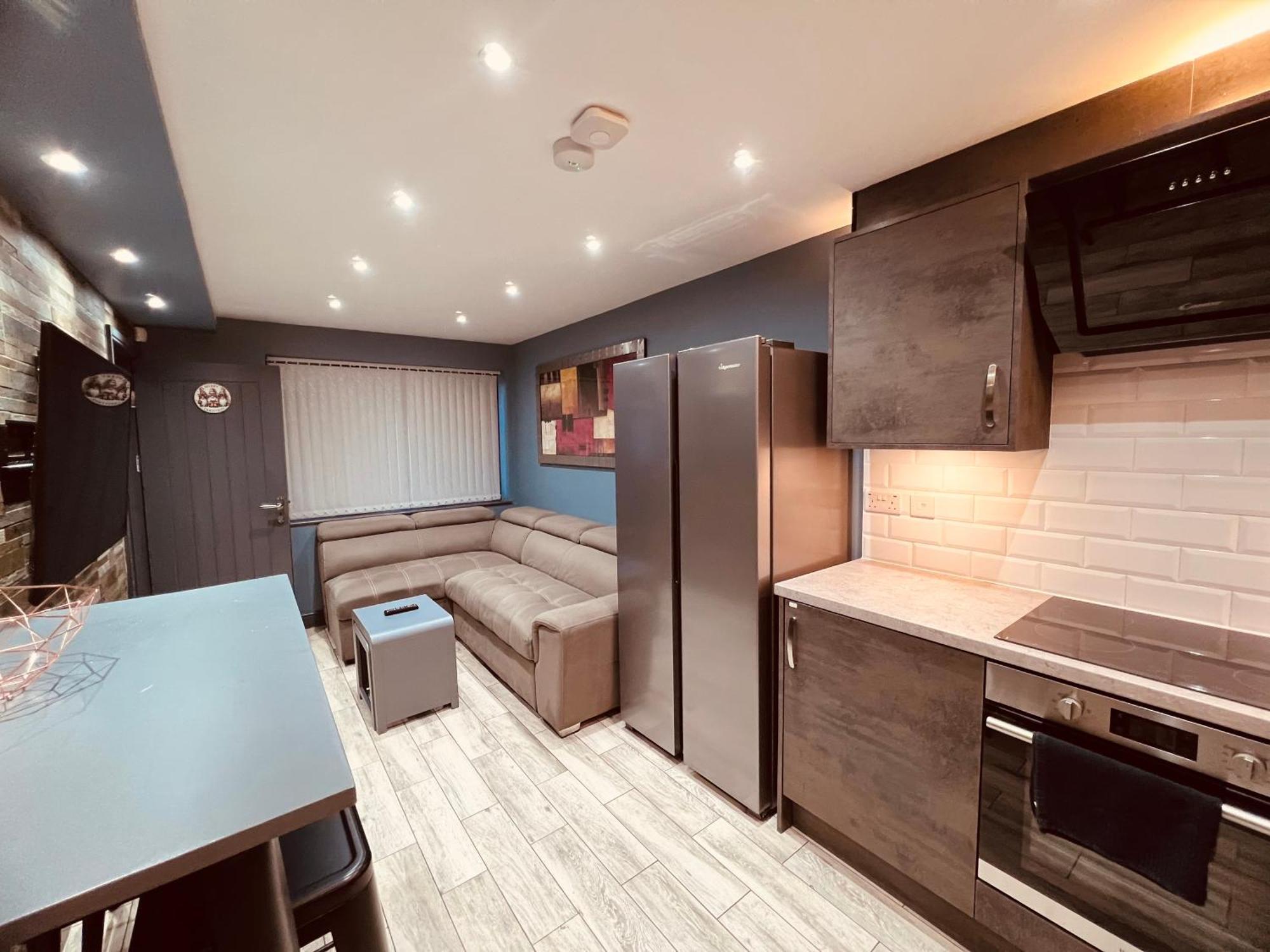 Holiday home Modern -5 Bedroom House- With Free Parking
